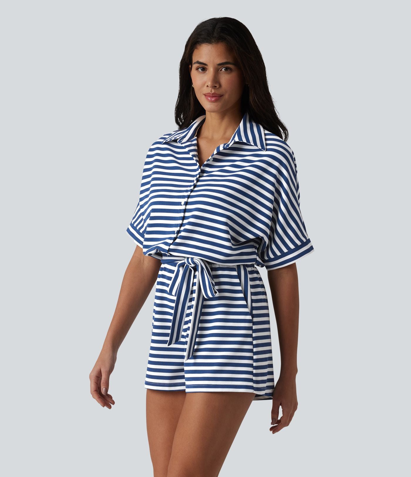Combinaison-short casual en tissu gaufré rayé à manches mi-longues avec ceinture et poches — Easy Peasy