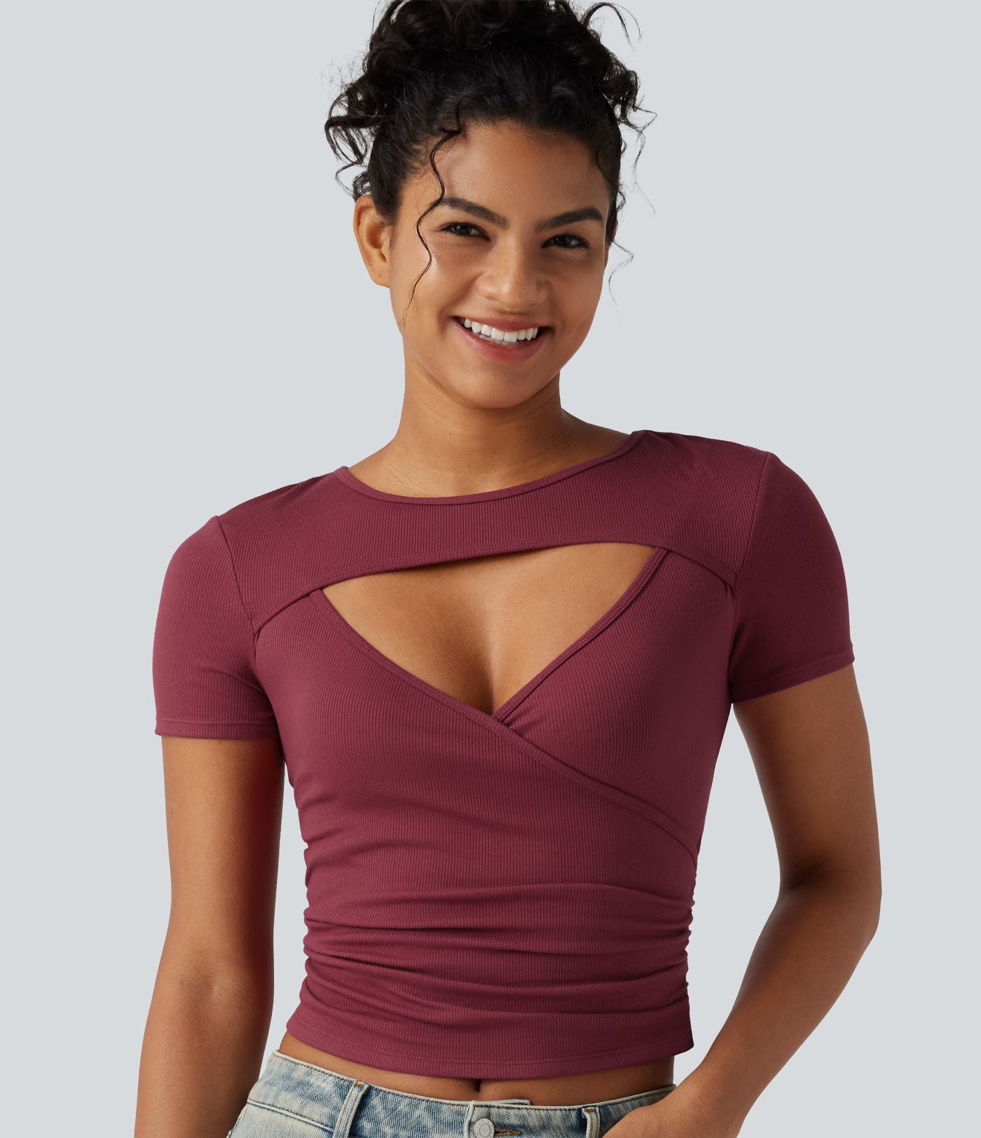 T-shirt côtelé encolure arrondie avec découpe et manches courtes