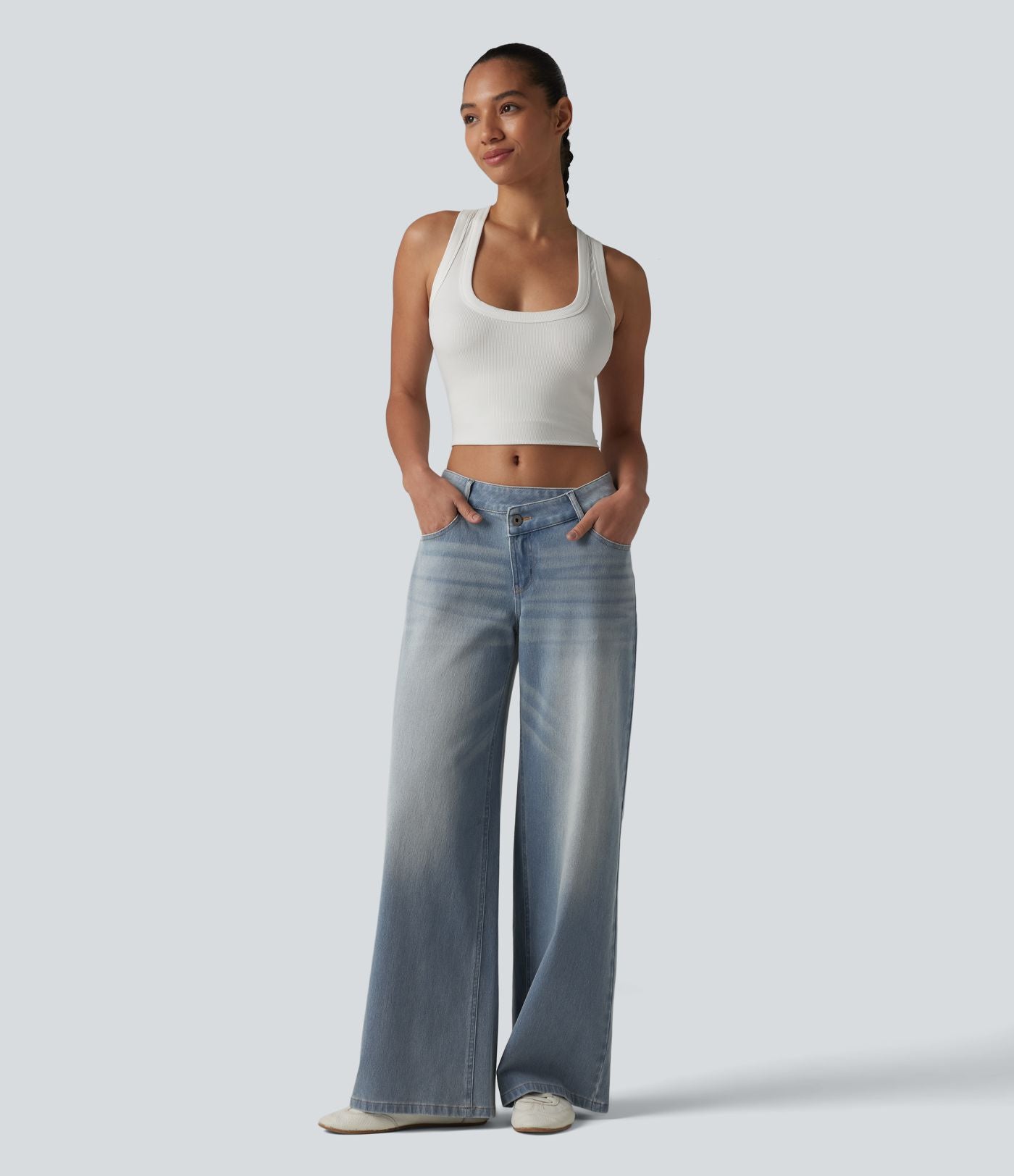 Halara Flex™ Jean large asymétrique taille basse avec bouton, fermeture éclair et poches multiples, délavé et extensible en maille