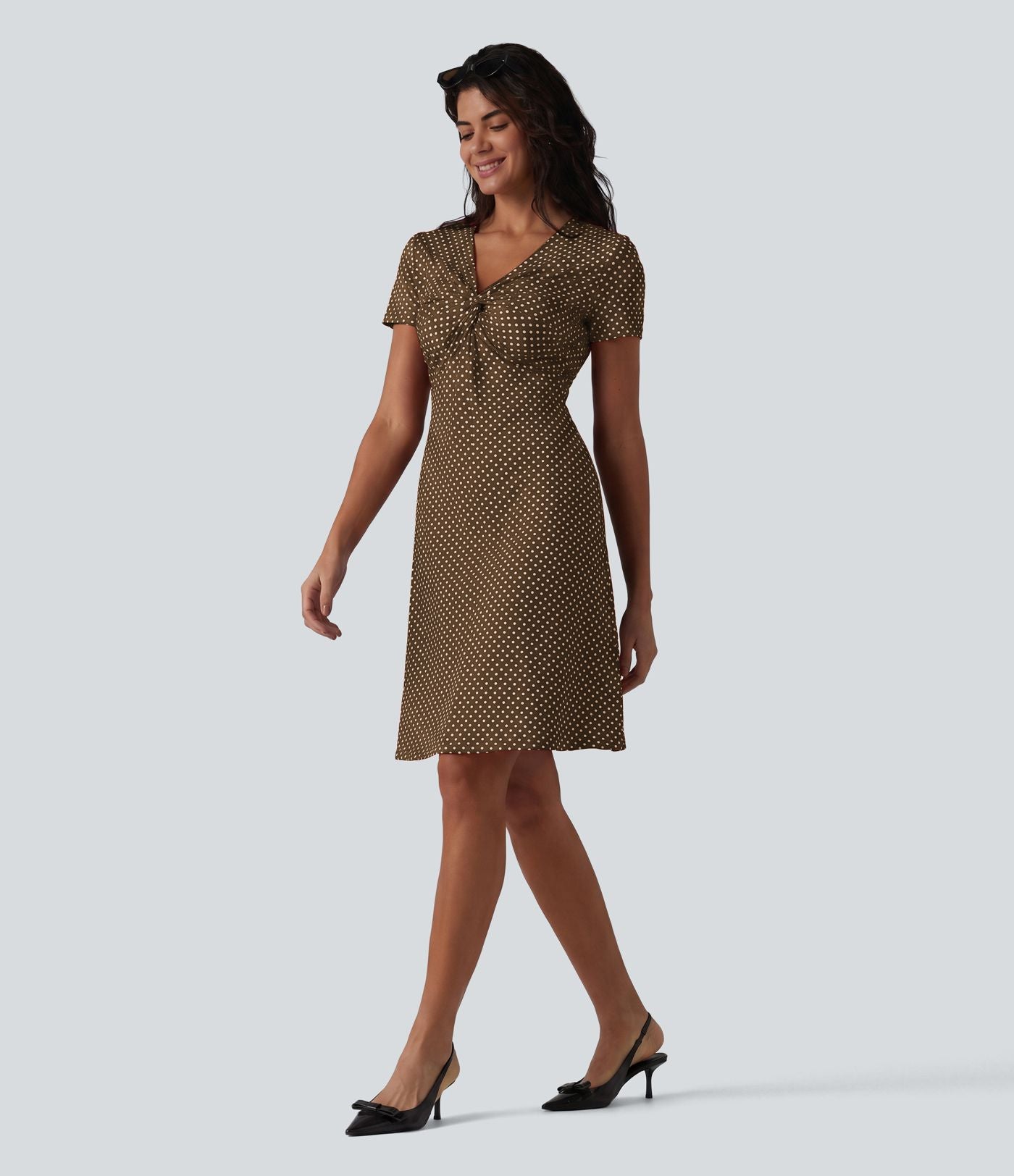 Robe casual à col V, manches courtes et imprimé à pois longueur genou