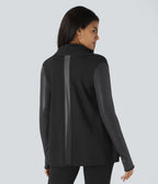 Veste de travail à pans asymétriques, boutons, passants pour pouces, poches latérales et empiècements contrastés