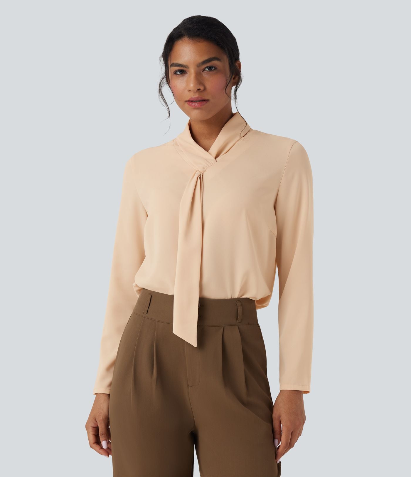 Chemise esprit bureau défroissage facile avec col foulard et manches longues