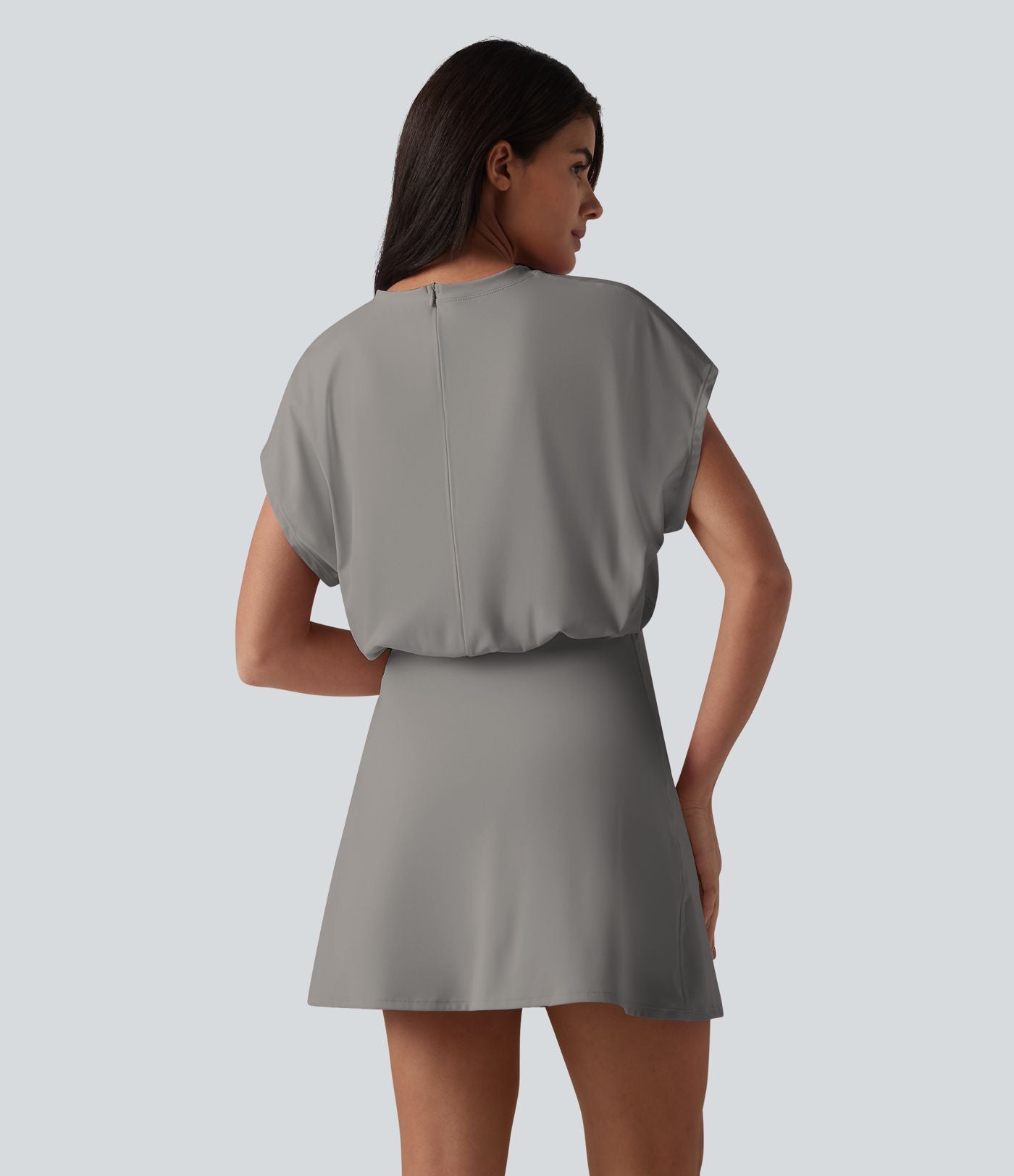 Robe de sport mini de yoga SoftlyZero™ Airy 2-en-1 effet frais InstantCool col rond à manches courtes, demi-zip et poches, accès facile Easy Peasy