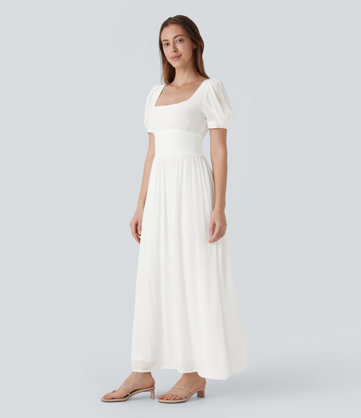 Robe longue de villégiature fluide à col carré, manches bouffantes, laçage et taille cintrée