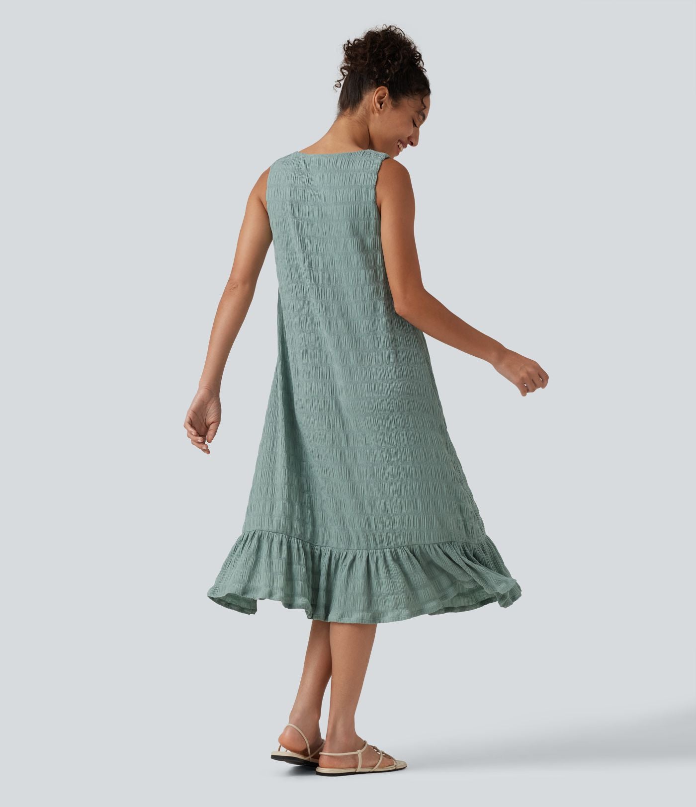 Robe midi sans manches à encolure arrondie avec coussinets amovibles et ourlet à volants