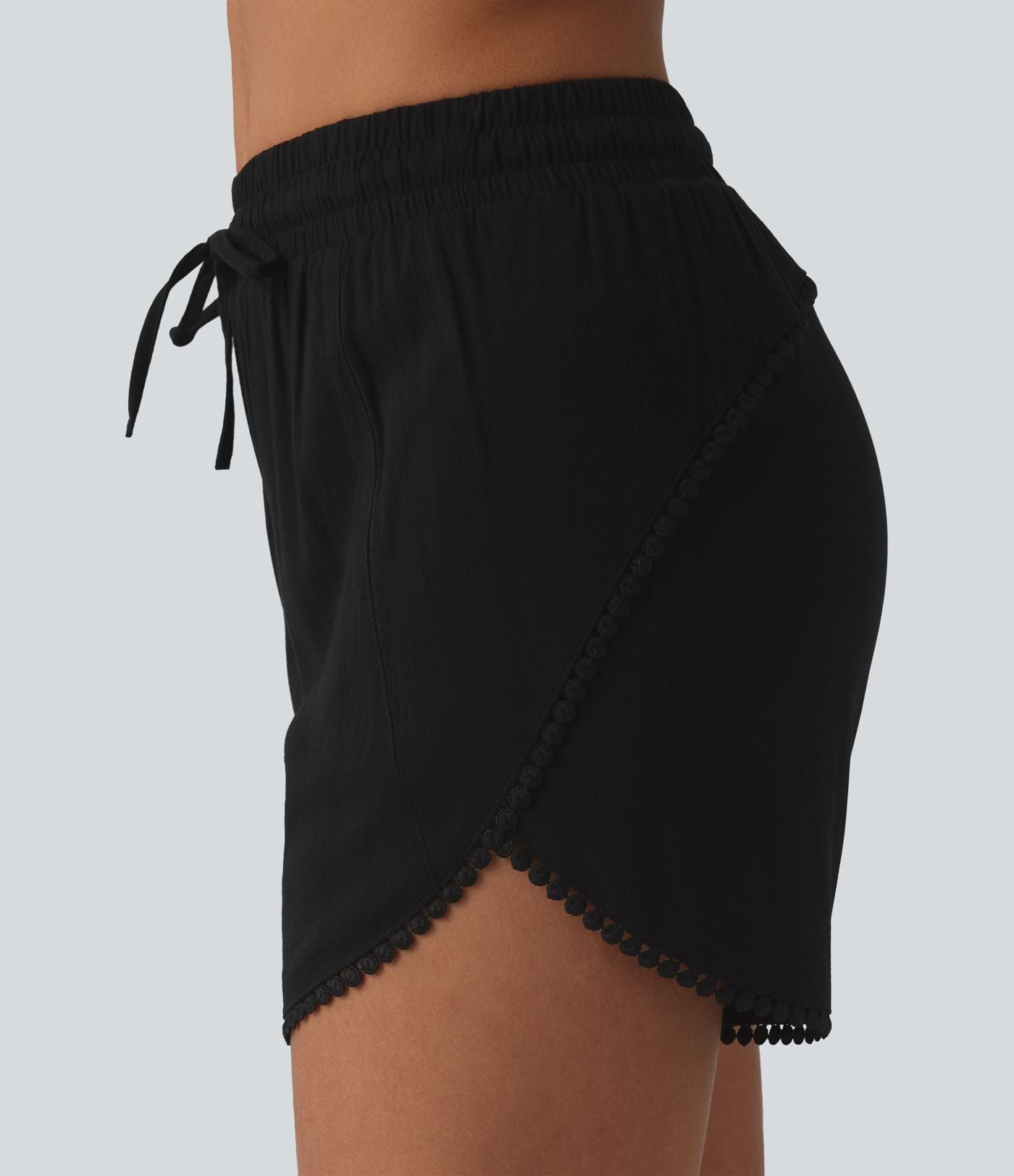 Short décontracté 2 en 1 à taille mi-haute, cordon de serrage, franges contrastées et ourlet arrondi
