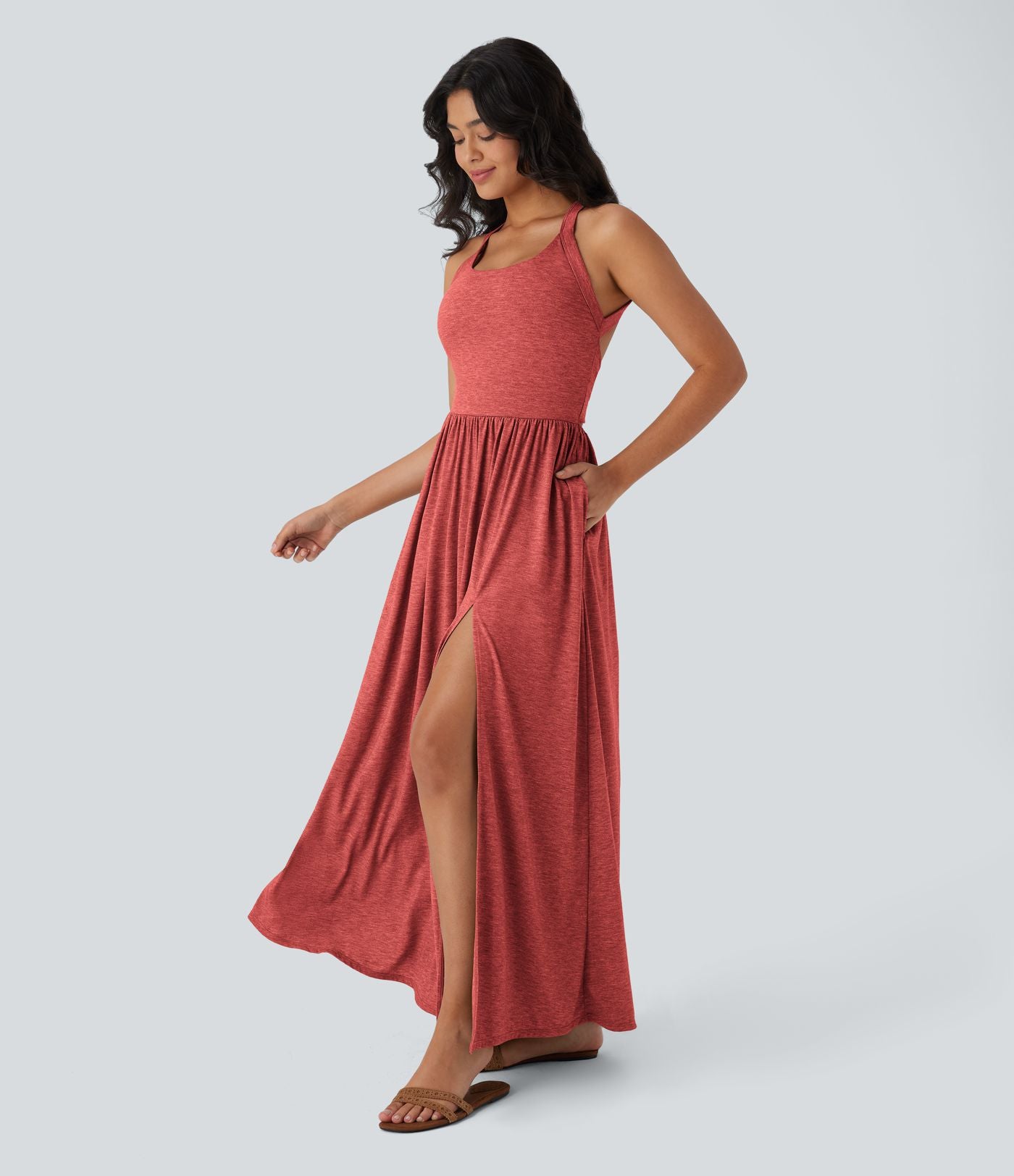 Robe longue fluide fendue avec poches latérales, dos nu et effet torsadé