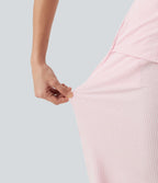 Combinaison-chemise accès facile Easy Peasy en coton froissé rayé à manches courtes, cache-cœur, lien au dos et poches