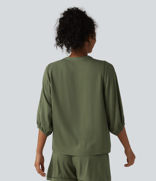 Blouse de villégiature à col Henley et manches 3/4, aspect lin.