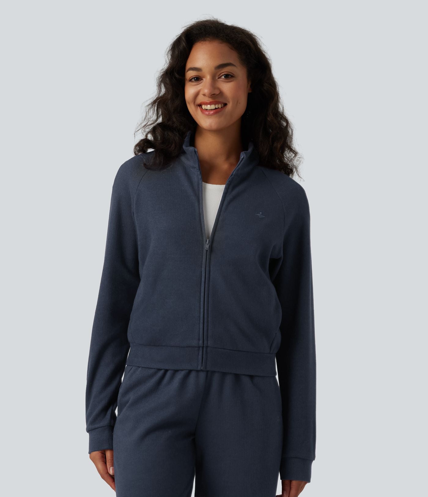 Veste casual côtelée à col montant, manches longues et fermeture zippée avec poches