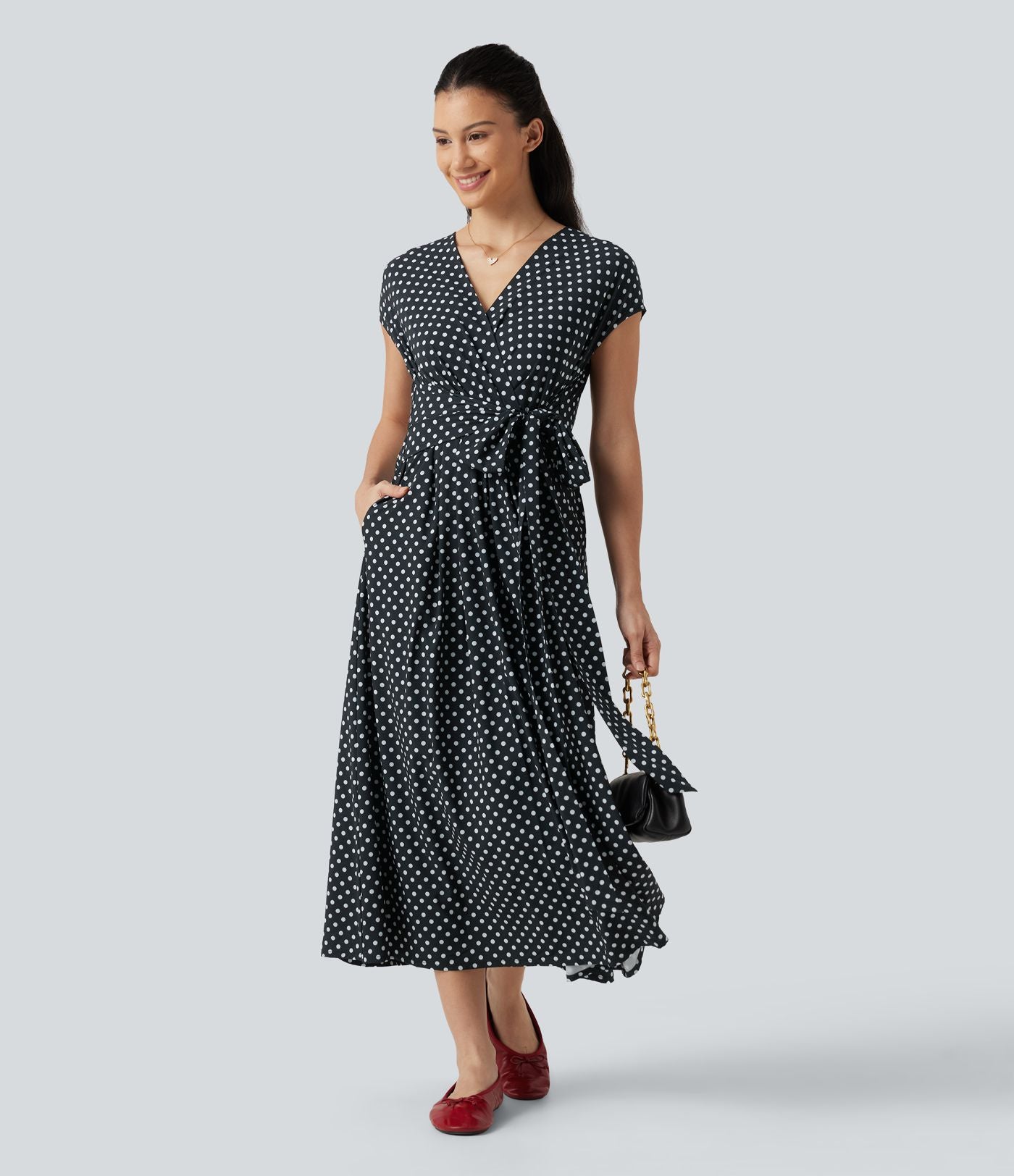 Robe midi à pois col V avec manches courtes, lien côté et poches