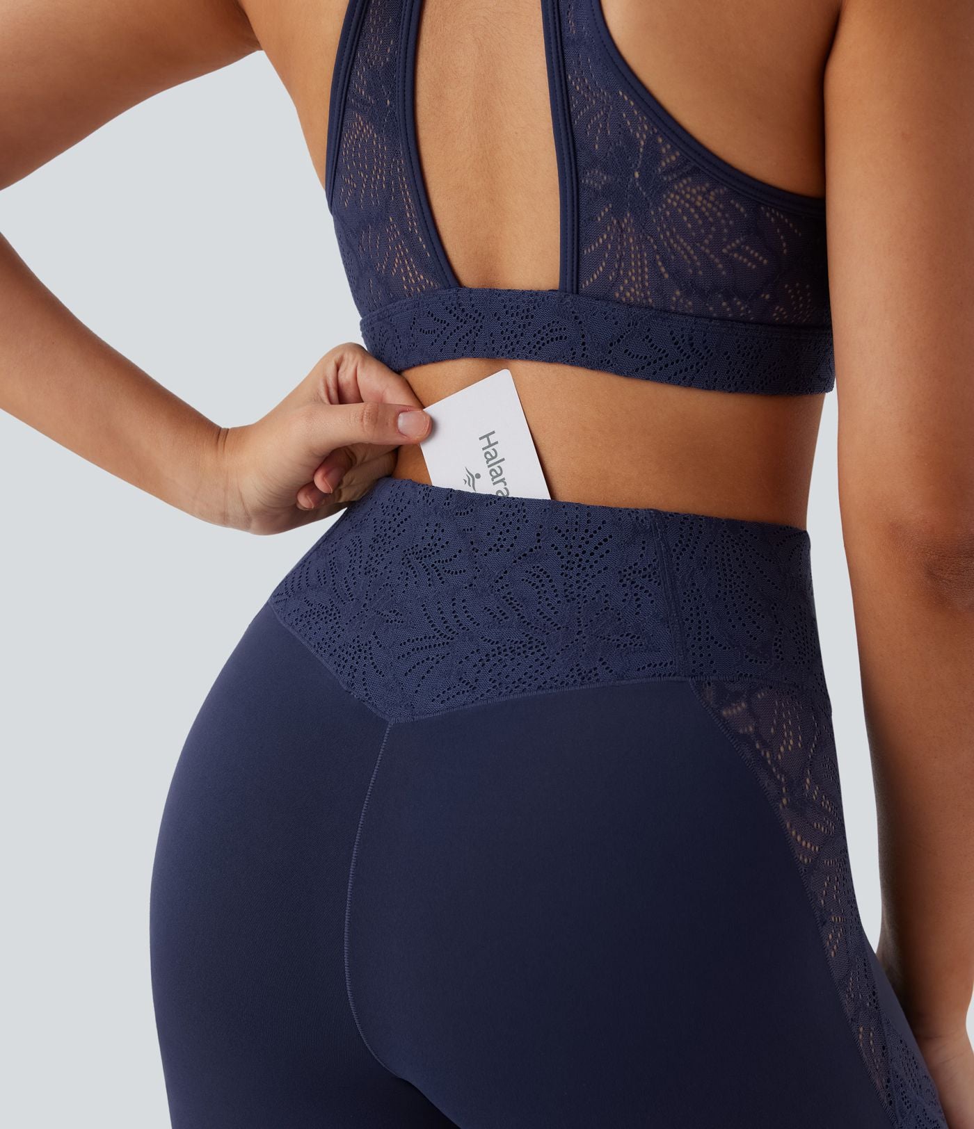 Pantalon de yoga évasé à taille haute croisée, poche arrière et dentelle