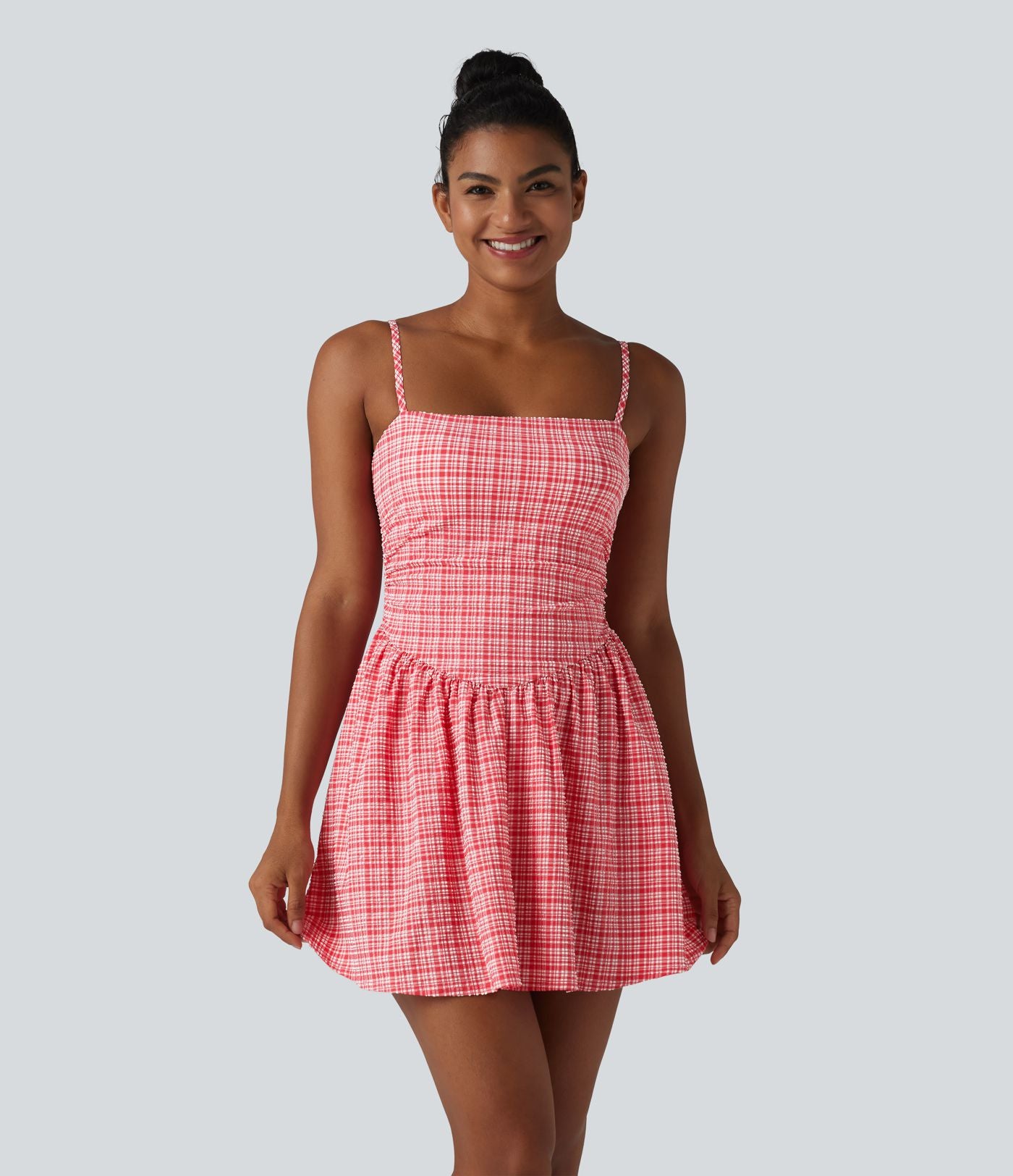 Robe de tennis active mini 2-en-1 à carreaux froissée à séchage rapide avec brassière intégrée, bretelles réglables et poches — Easy Peasy