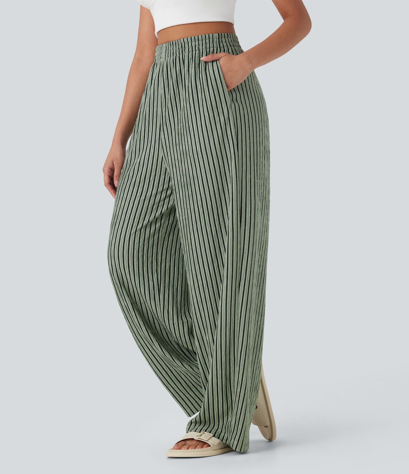 Pantalon tailleur décontracté à taille haute, jambes droites, texture froissée et poches latérales