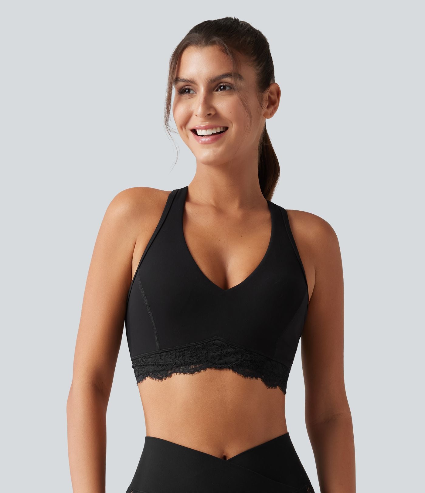 Halara UltraSculpt™ Brassière de sport maintien léger col V avec coussinets amovibles, dos nageur et dentelle contrastée