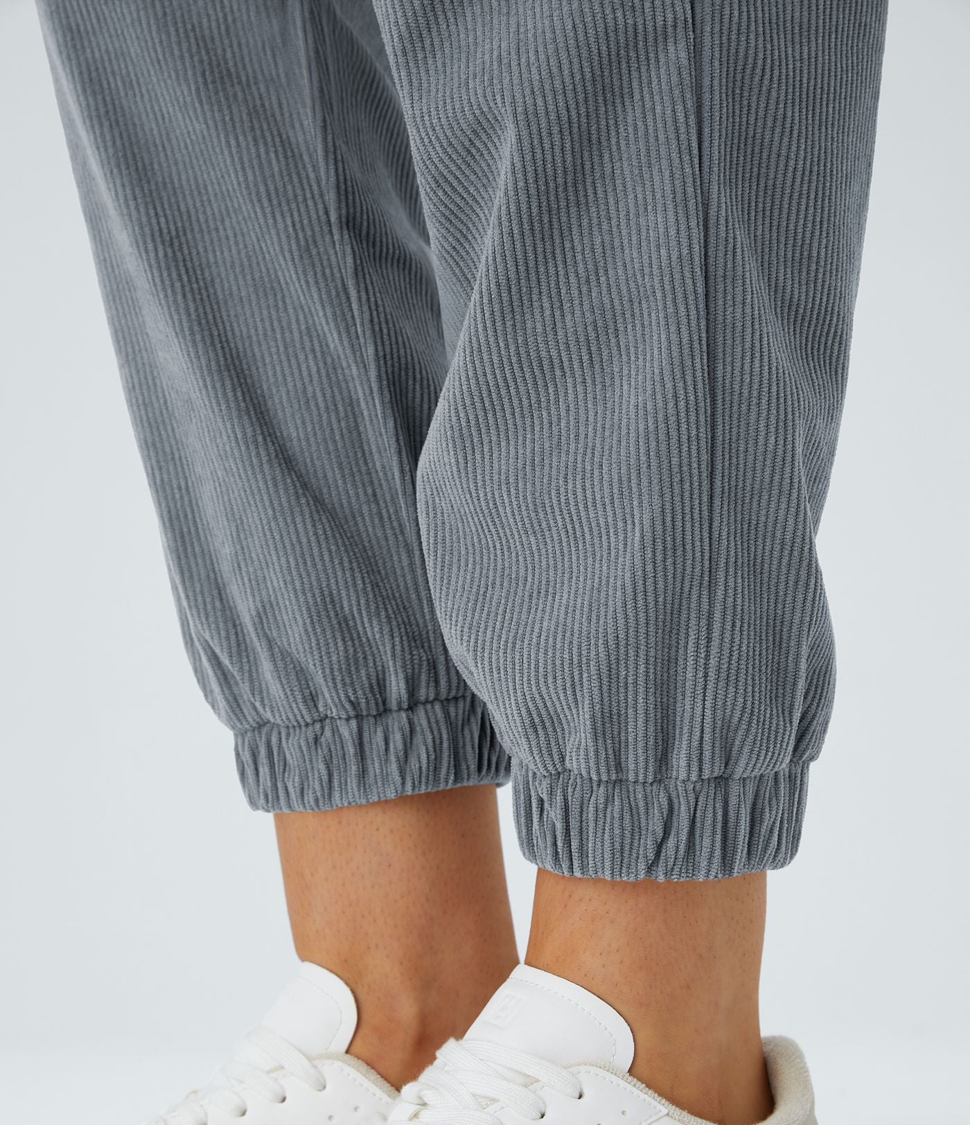Pantalon décontracté en velours côtelé avec taille mi-haute, boutons et fermeture éclair