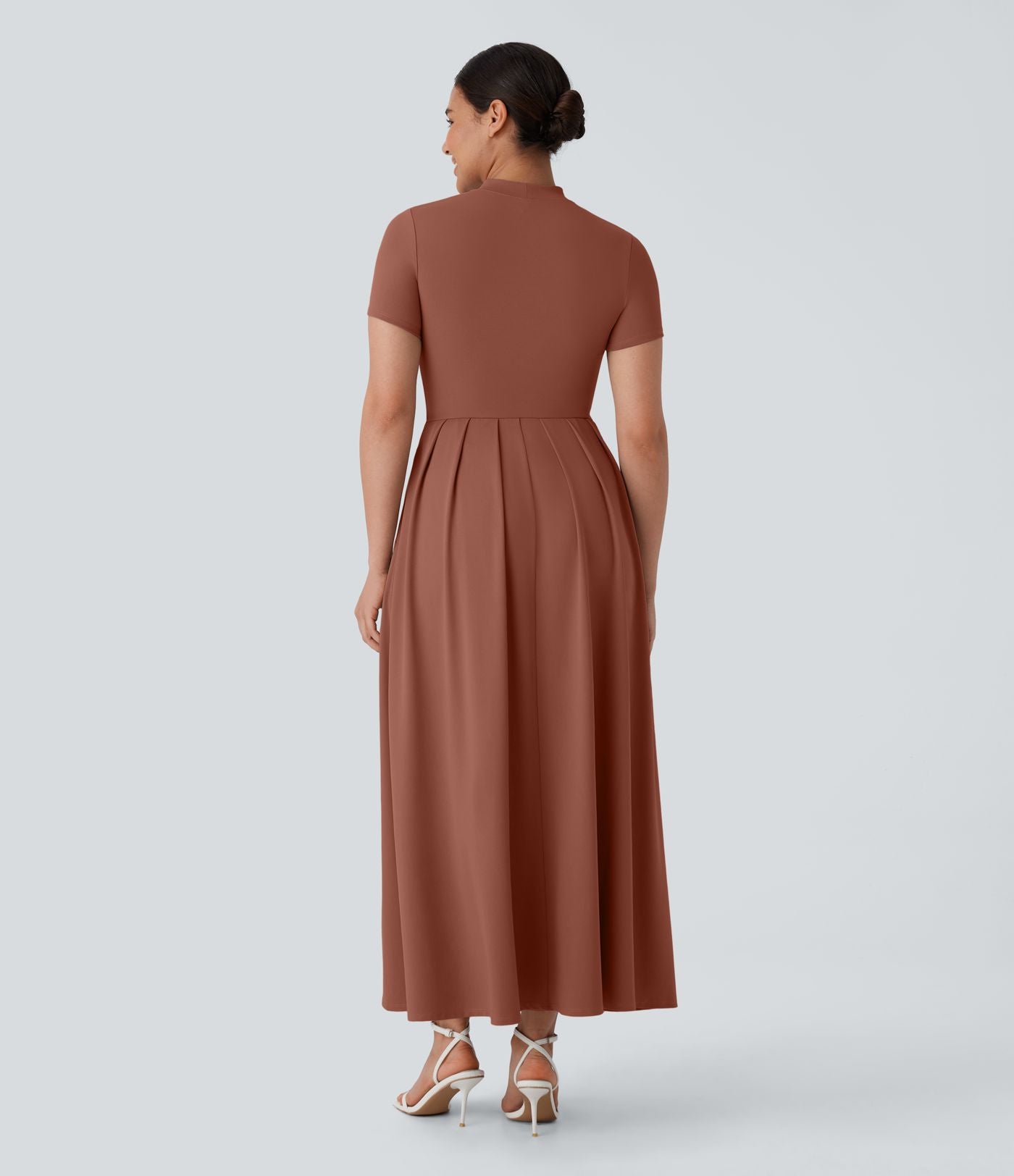 Robe longue décontractée à col montant, manches courtes et poches latérales