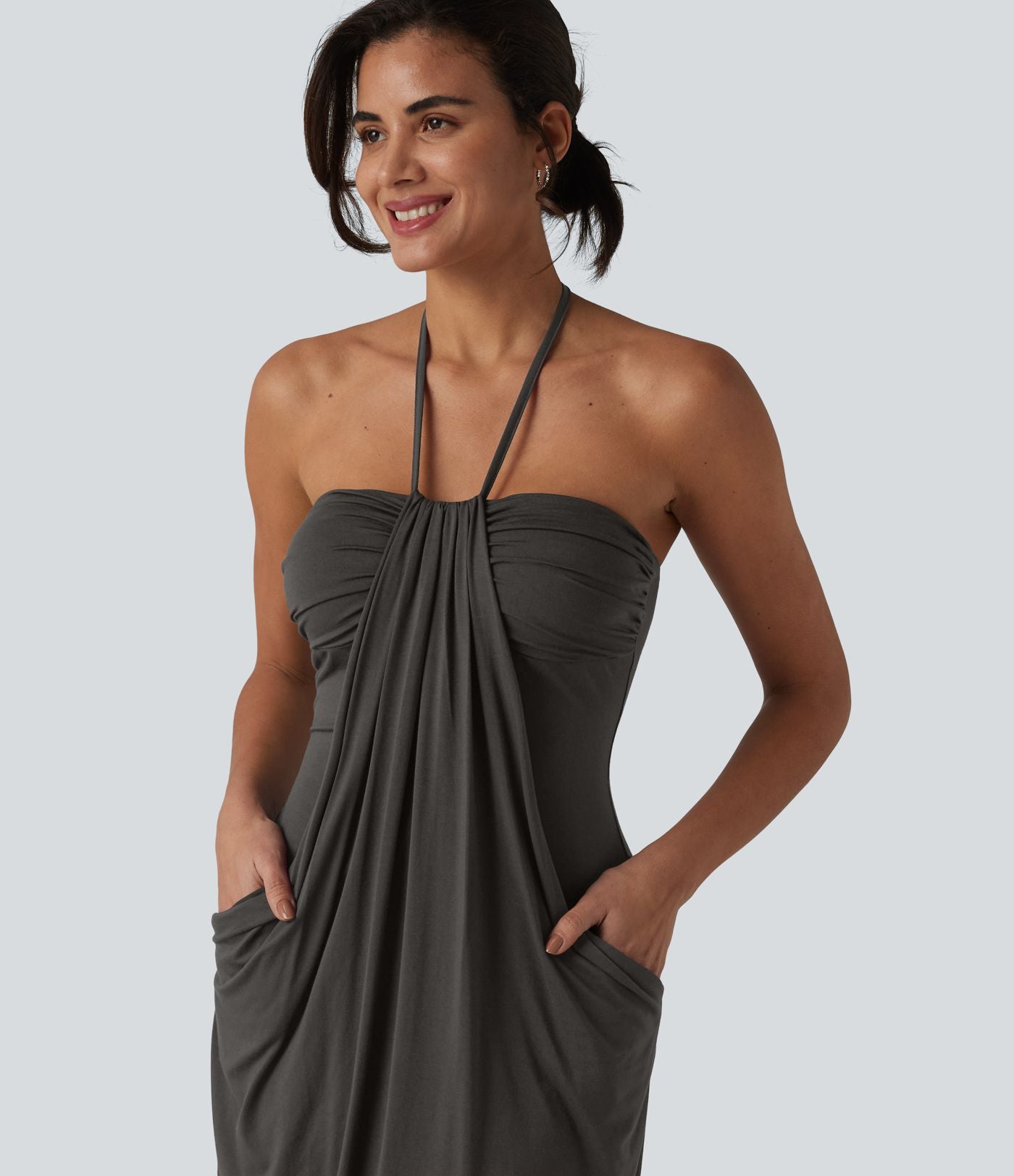 Robe resort mini dos nu à col licou avec lien noué dans le dos et poches