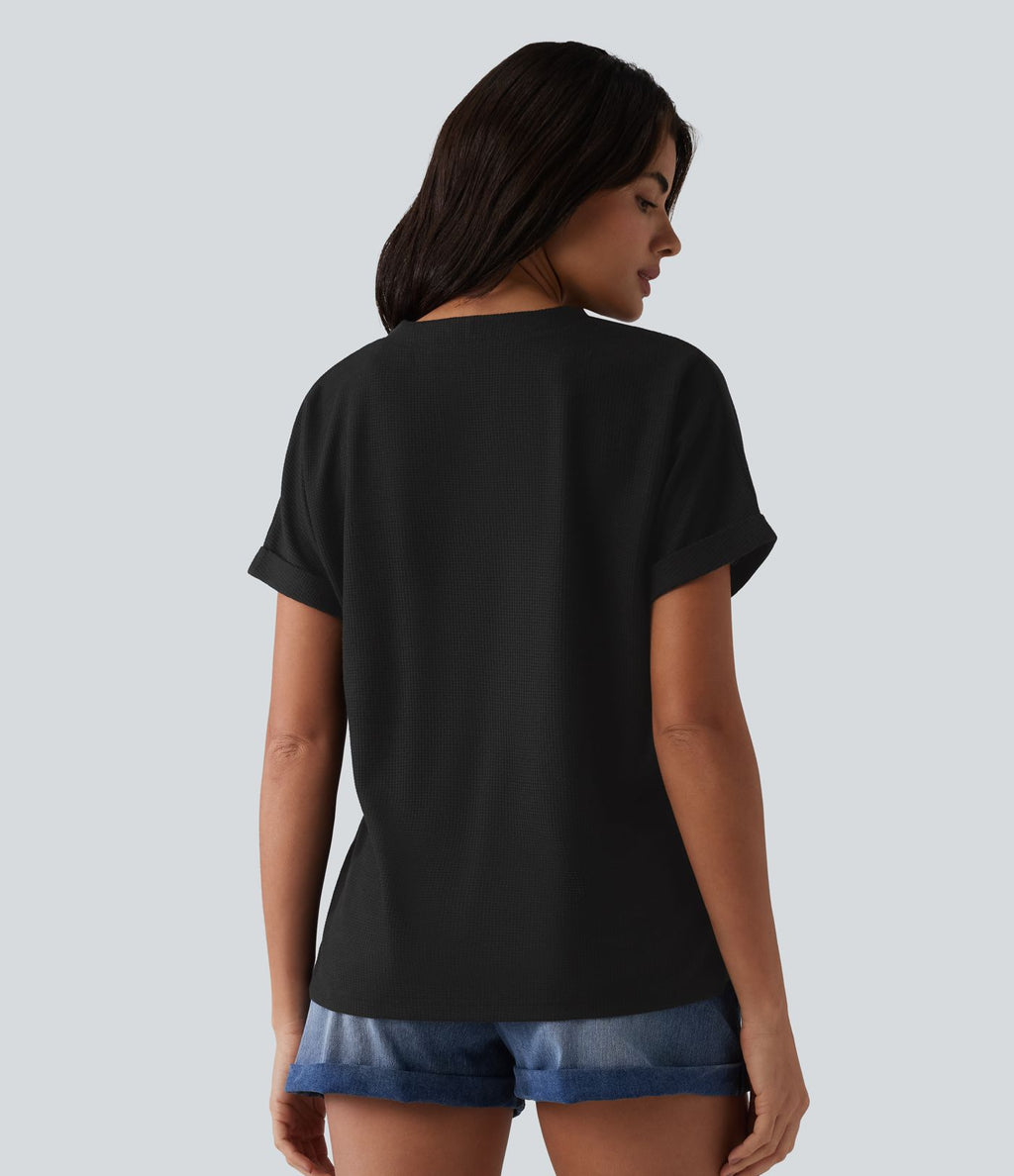 T-shirt casual en tissu gaufré col V à manches chauve-souris et boutons