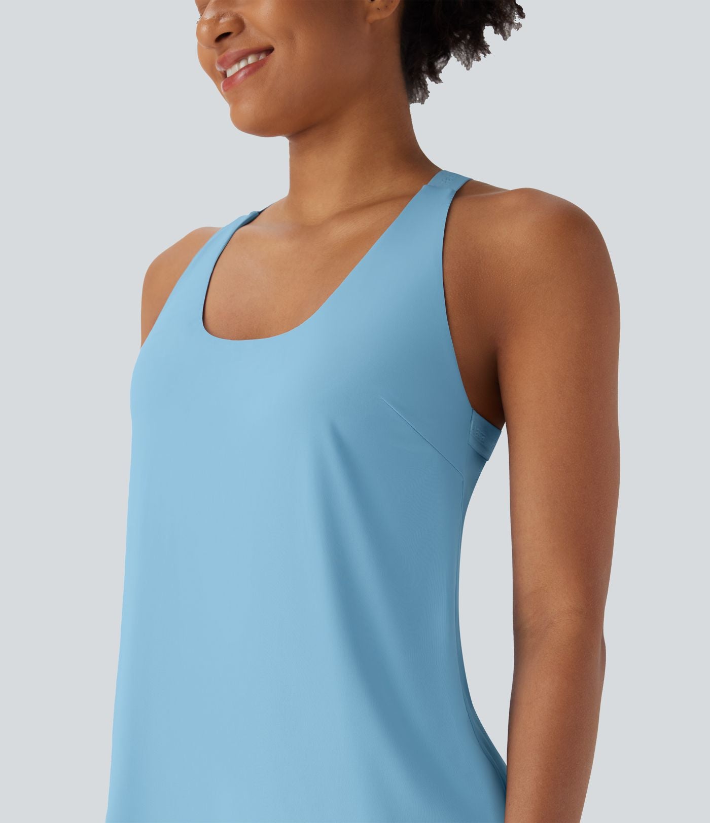Débardeur yoga dos nu col U avec bretelles croisées, ourlet arrondi et effet frais InstantCool, protection solaire UPF50+