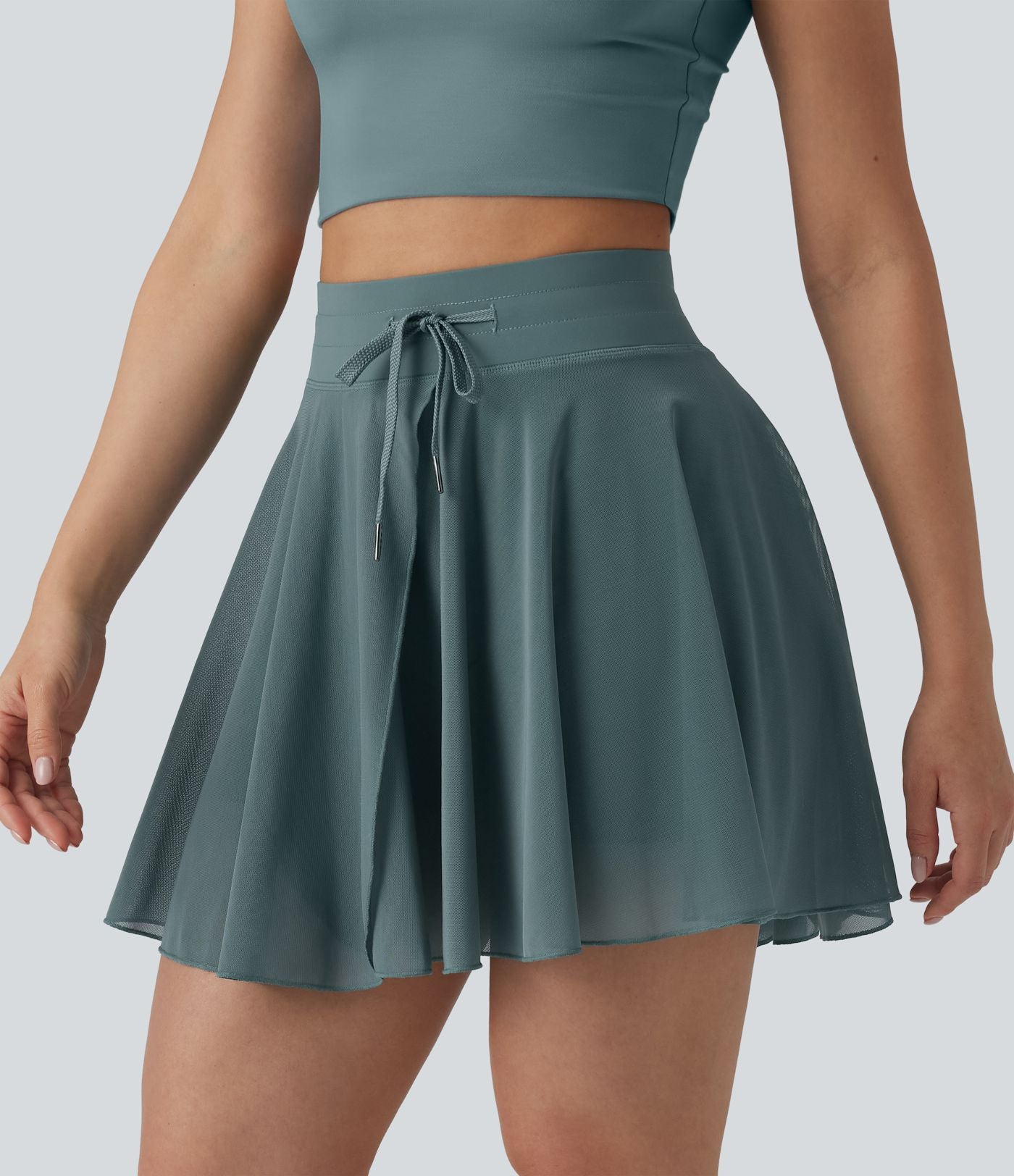 Jupe mini fluide évasée 2-en-1 taille haute à cordon, empiècements en mesh contrastant, avec poche, version plus longue