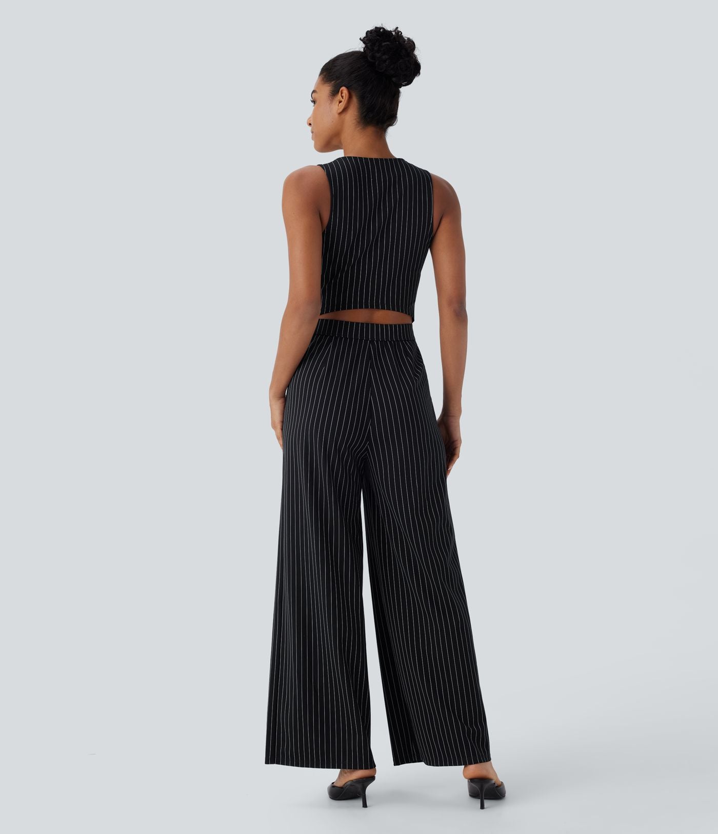 Combinaison tailleur rayée à jambes larges, décolleté en V, découpe et poches