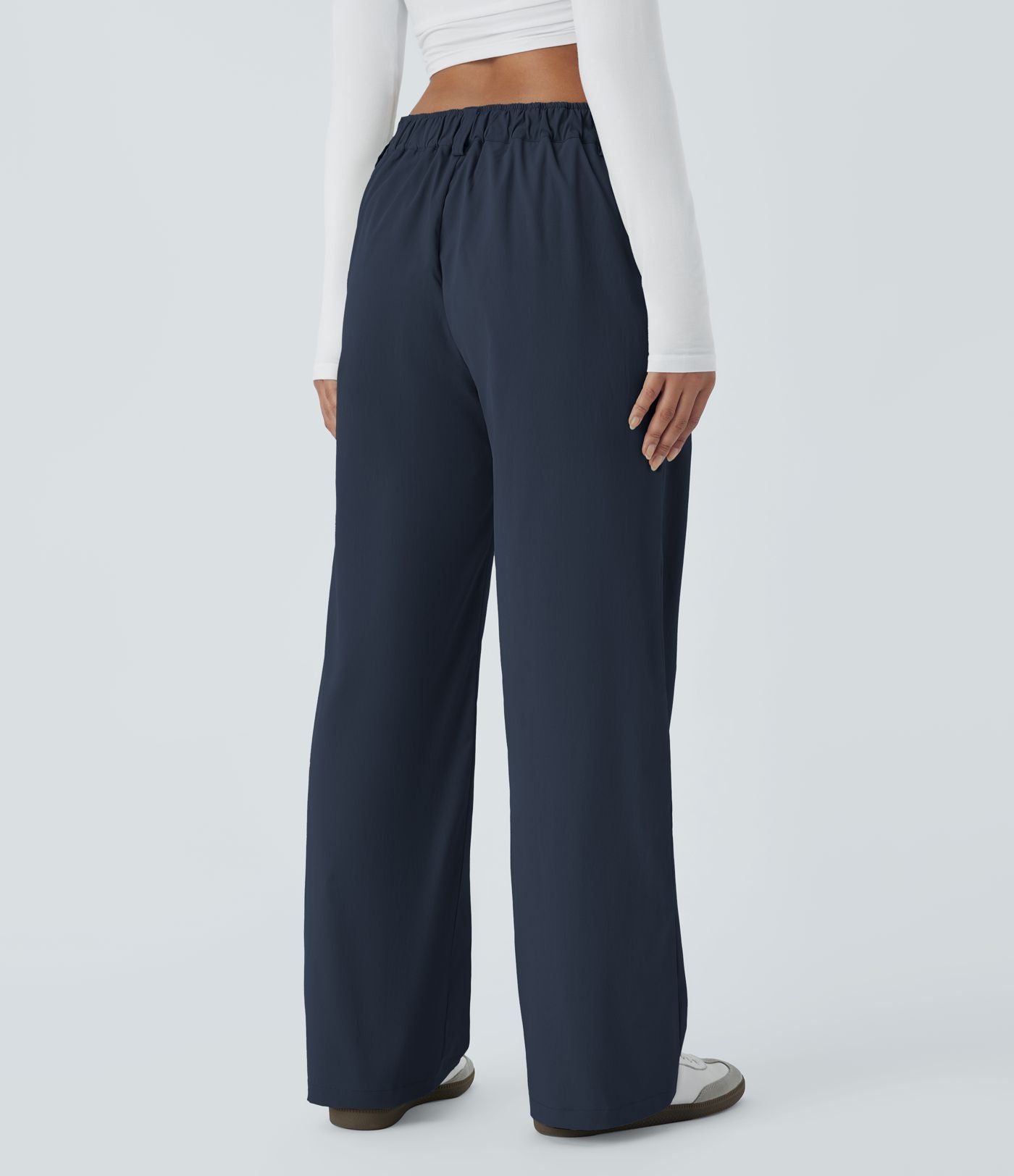 Pantalon décontracté droit taille moyenne à bouton, fermeture éclair et poches latérales