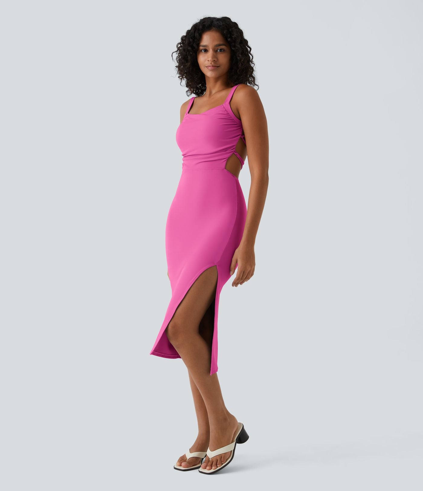 Robe midi laquée fendue, brassière intégrée, dos nu croisé