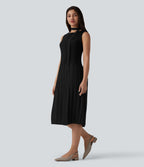 Robe mi-longue de travail ceinturée col bateau sans manches plissée
