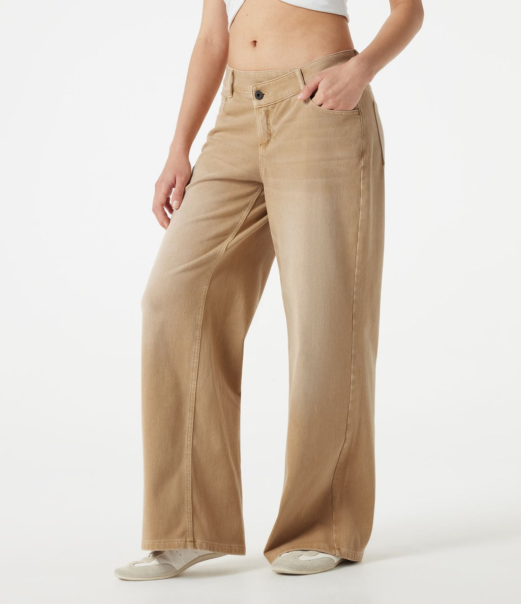 Jean large Halara Flex™ taille basse asymétrique à délavage coloré avec poches