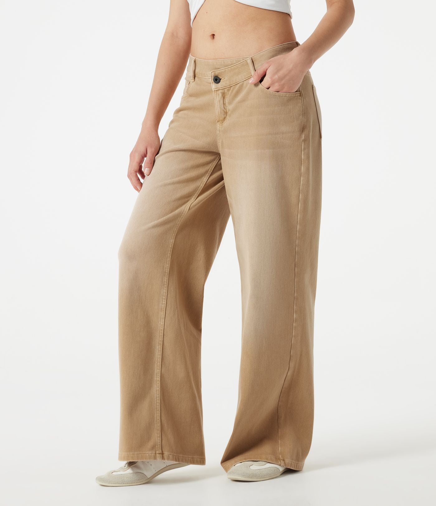 Jean large Halara Flex™ taille basse asymétrique à délavage coloré avec poches