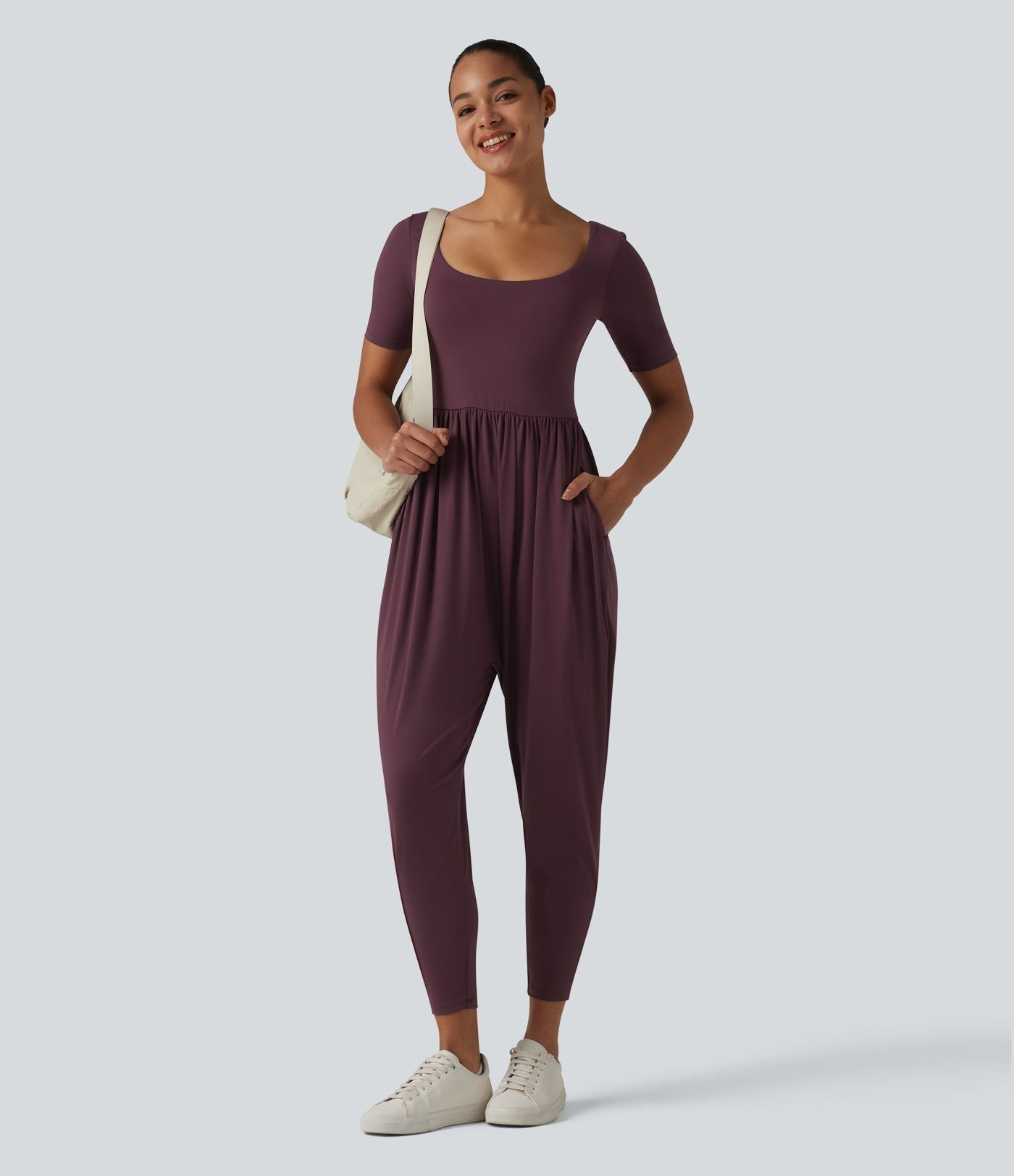 Combinaison décontractée SoftlyZero™ Airy effet frais InstantCool à manches courtes, col rond échancré et brassière intégrée avec poches, accès facile Easy Peasy
