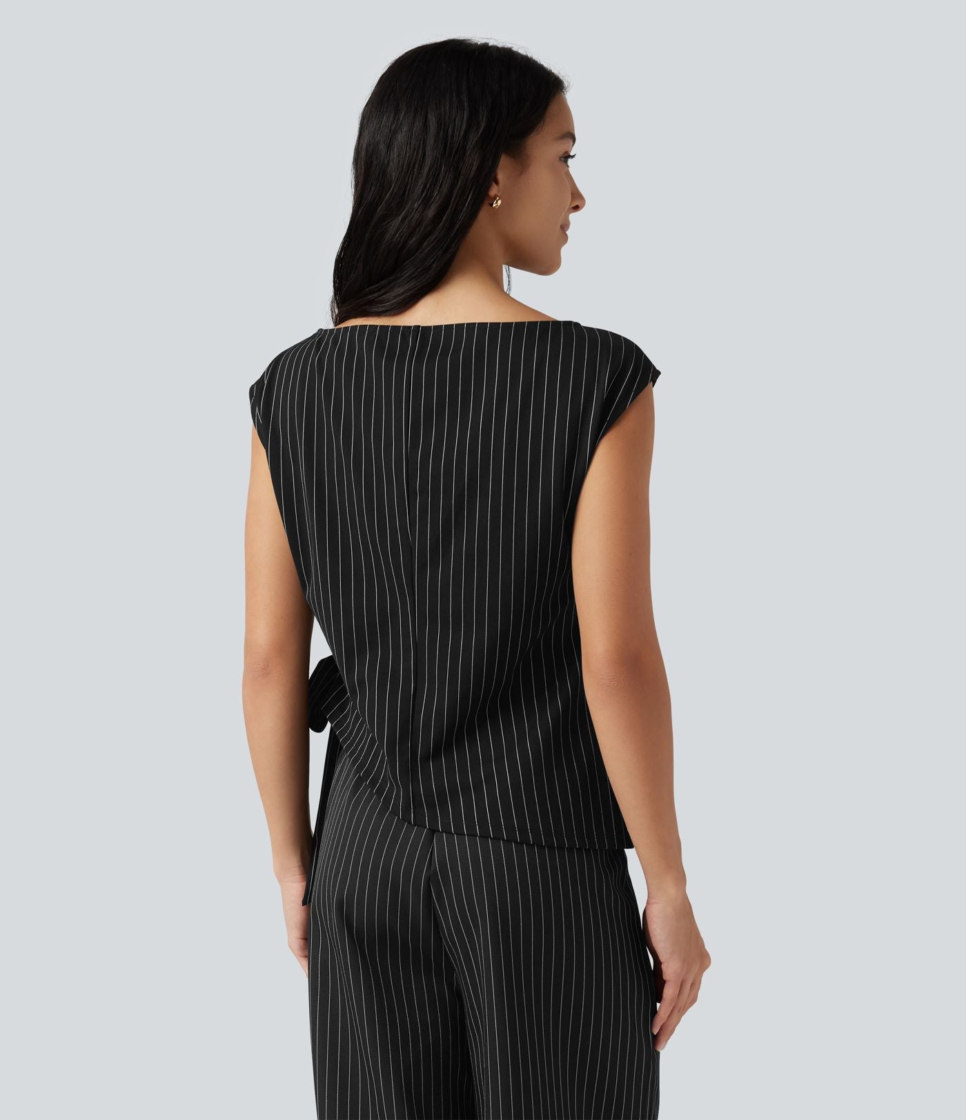 Blouse esprit bureau rayée à encolure bateau avec mancherons, fronces, lien côté et ourlet asymétrique