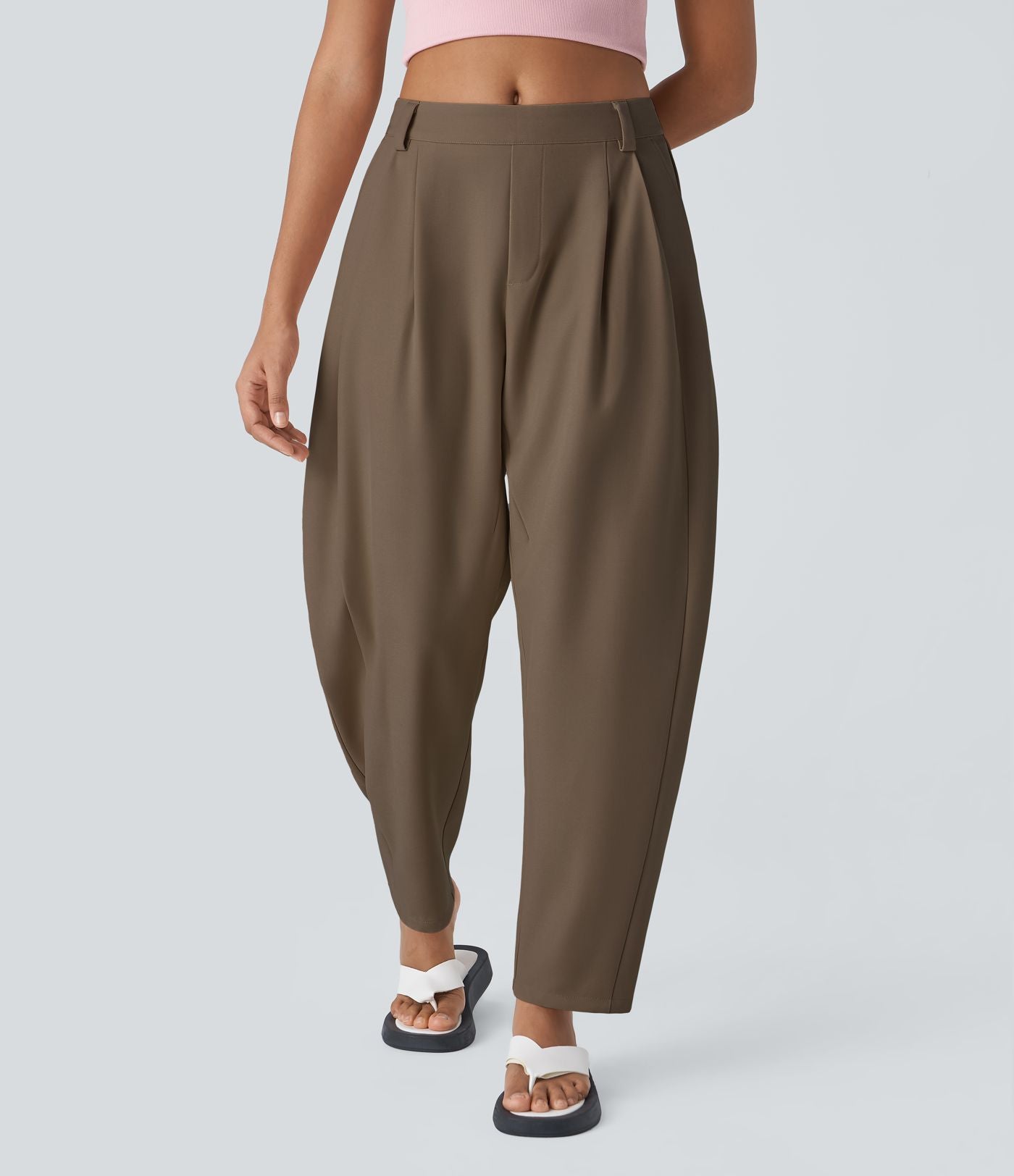Pantalon tailleur ample, taille moyenne, coupe barrel, à poches