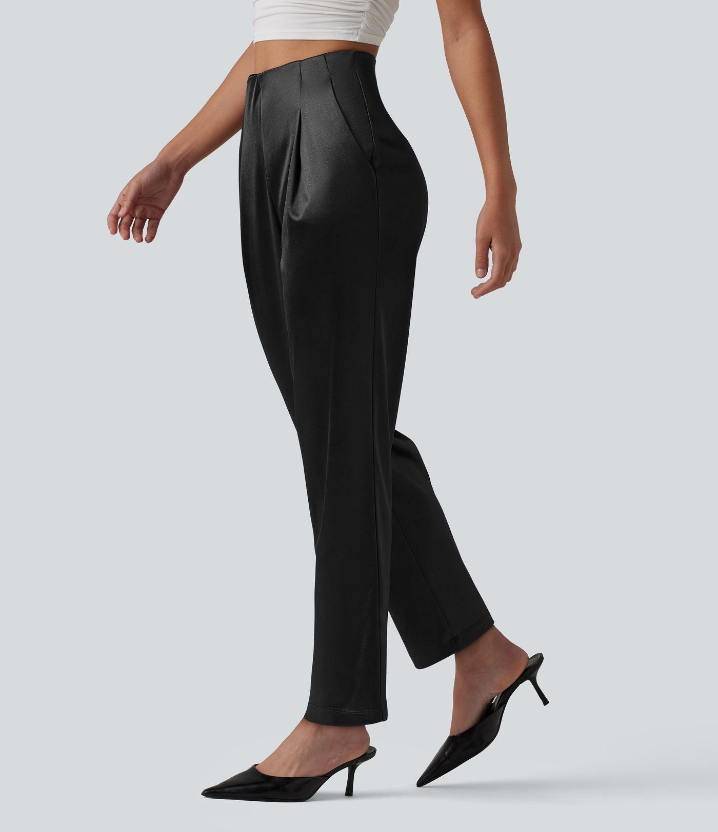Pantalon tailleur fuselé en satin taille haute avec poches