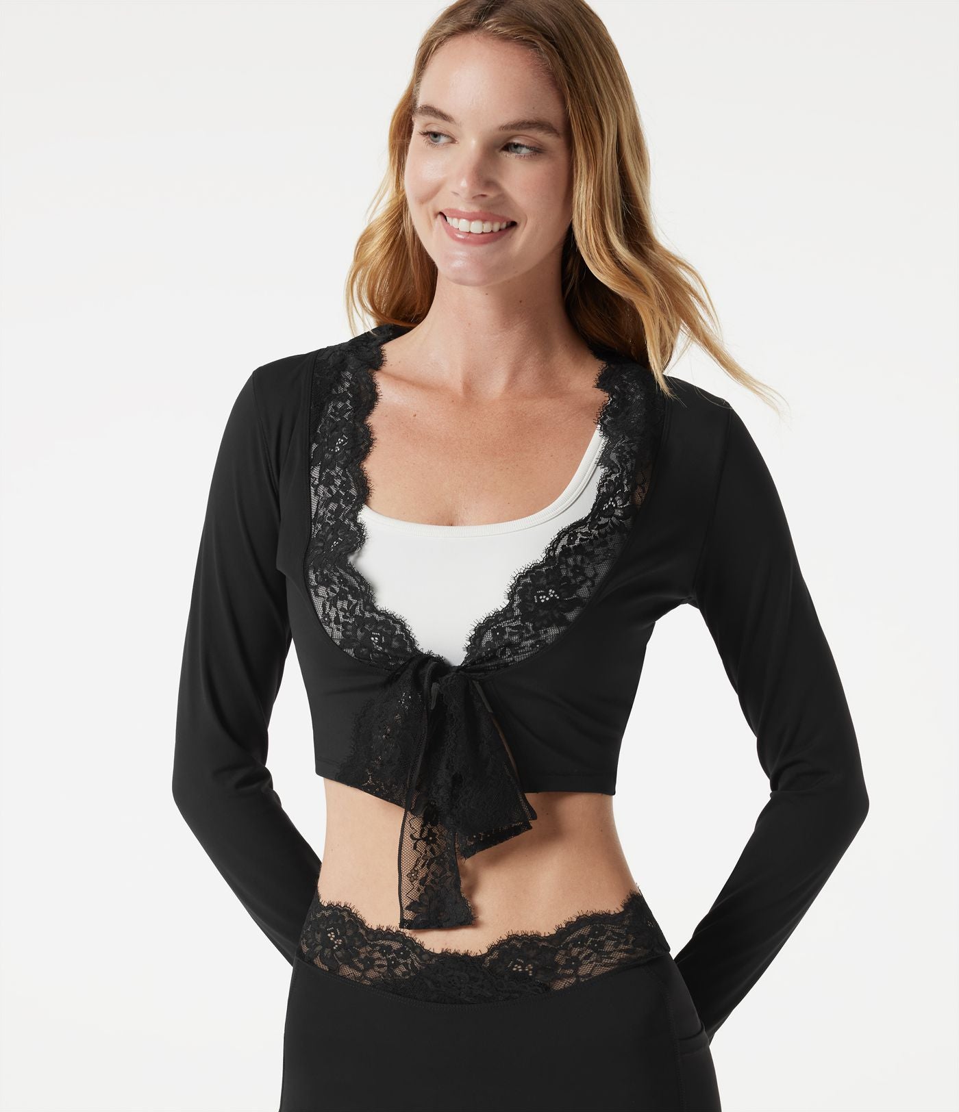 Haut yoga crop top SoftlyZero™ Plush à manches longues avec passe-pouces, nœud devant et dentelle contrastée