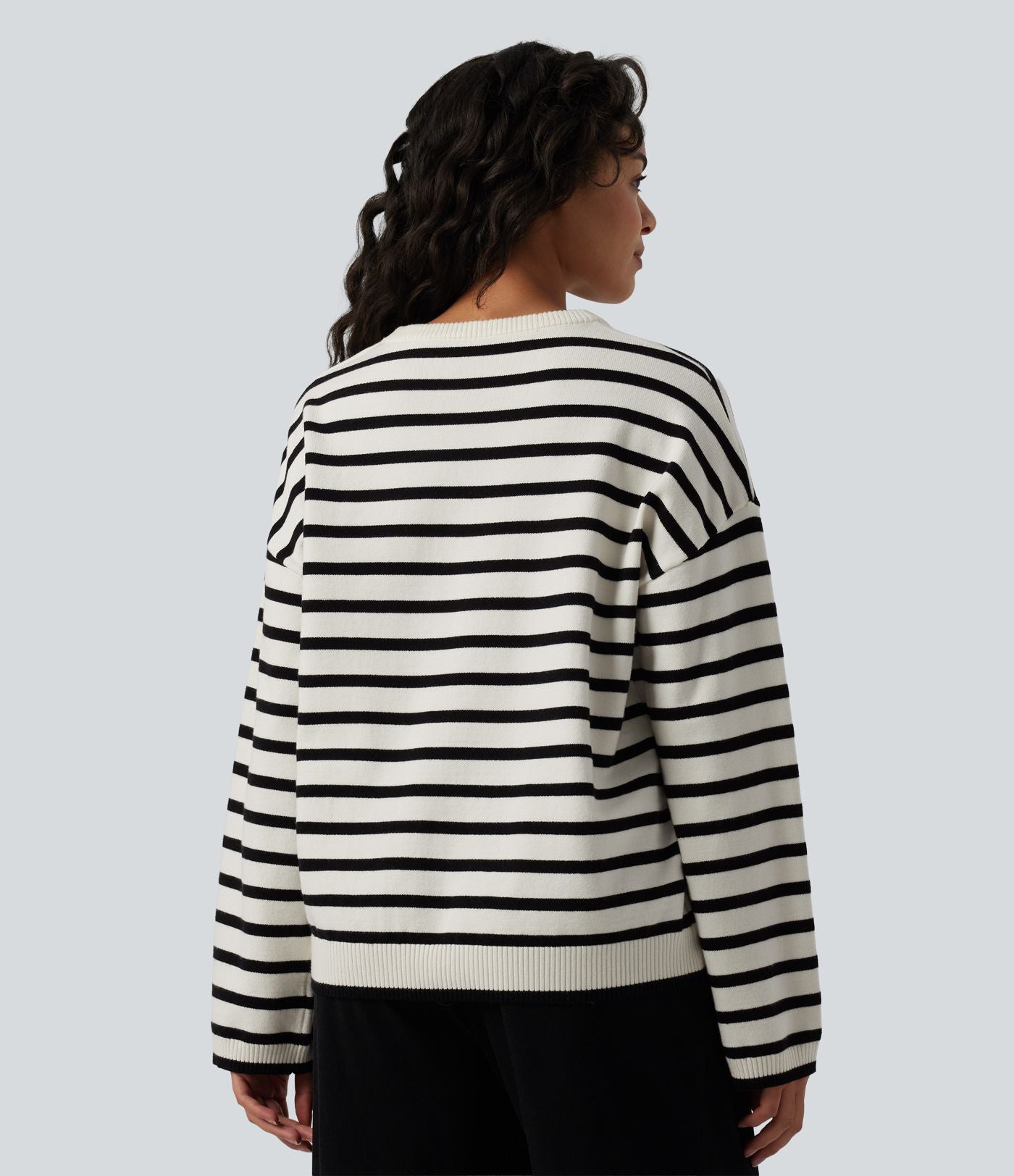 Pull casual à rayures col rond, manches longues et boutons décoratifs