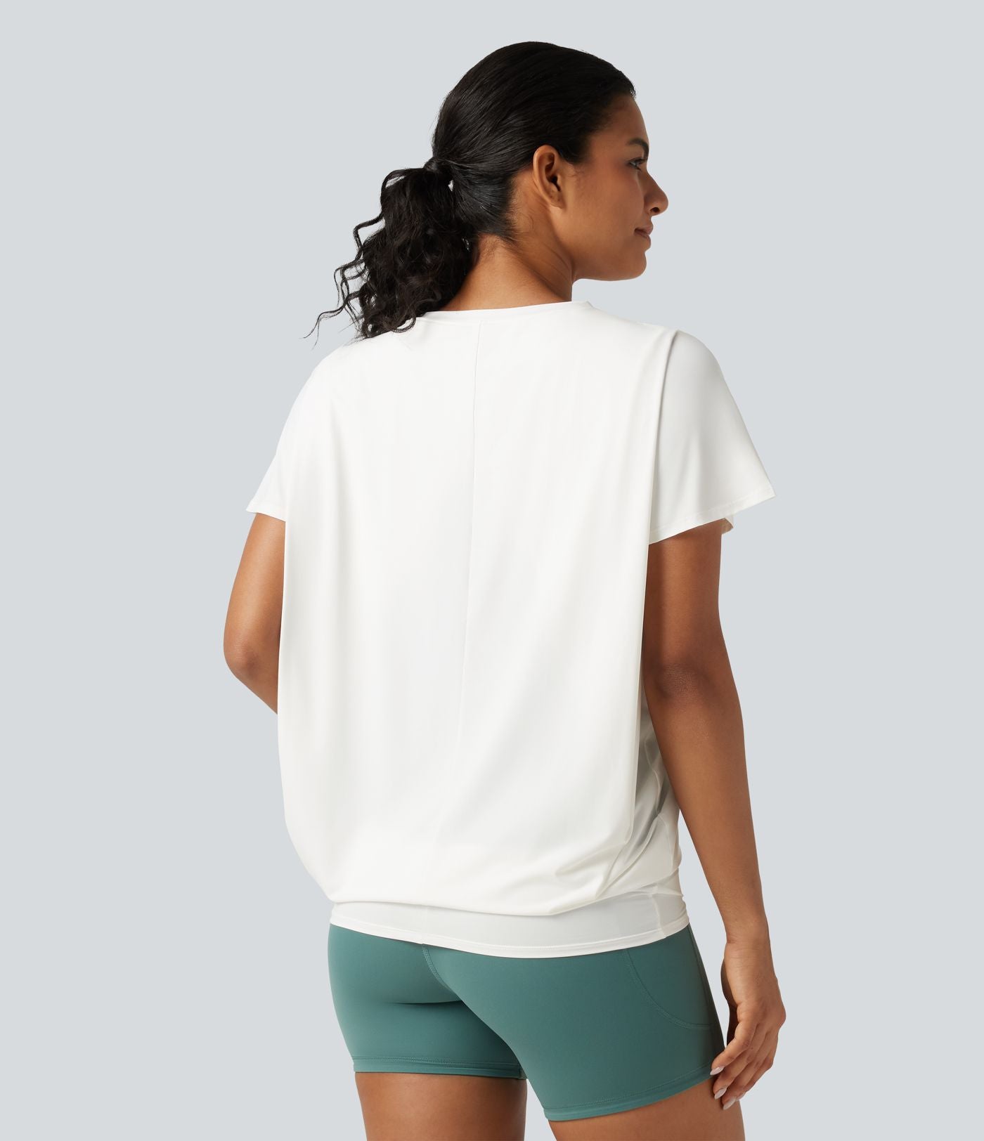 Haut de yoga effet frais InstantCool longueur allongée à manches courtes, encolure arrondie, fronces et protection solaire UPF50+