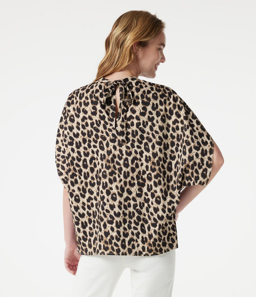 Blouse esprit bureau imprimé léopard à col montant, manches chauve-souris et lien au dos