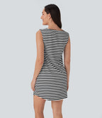 Robe décontractée mini à col bateau, sans manches, ourlet arrondi, rayures et tissu gaufré avec poches
