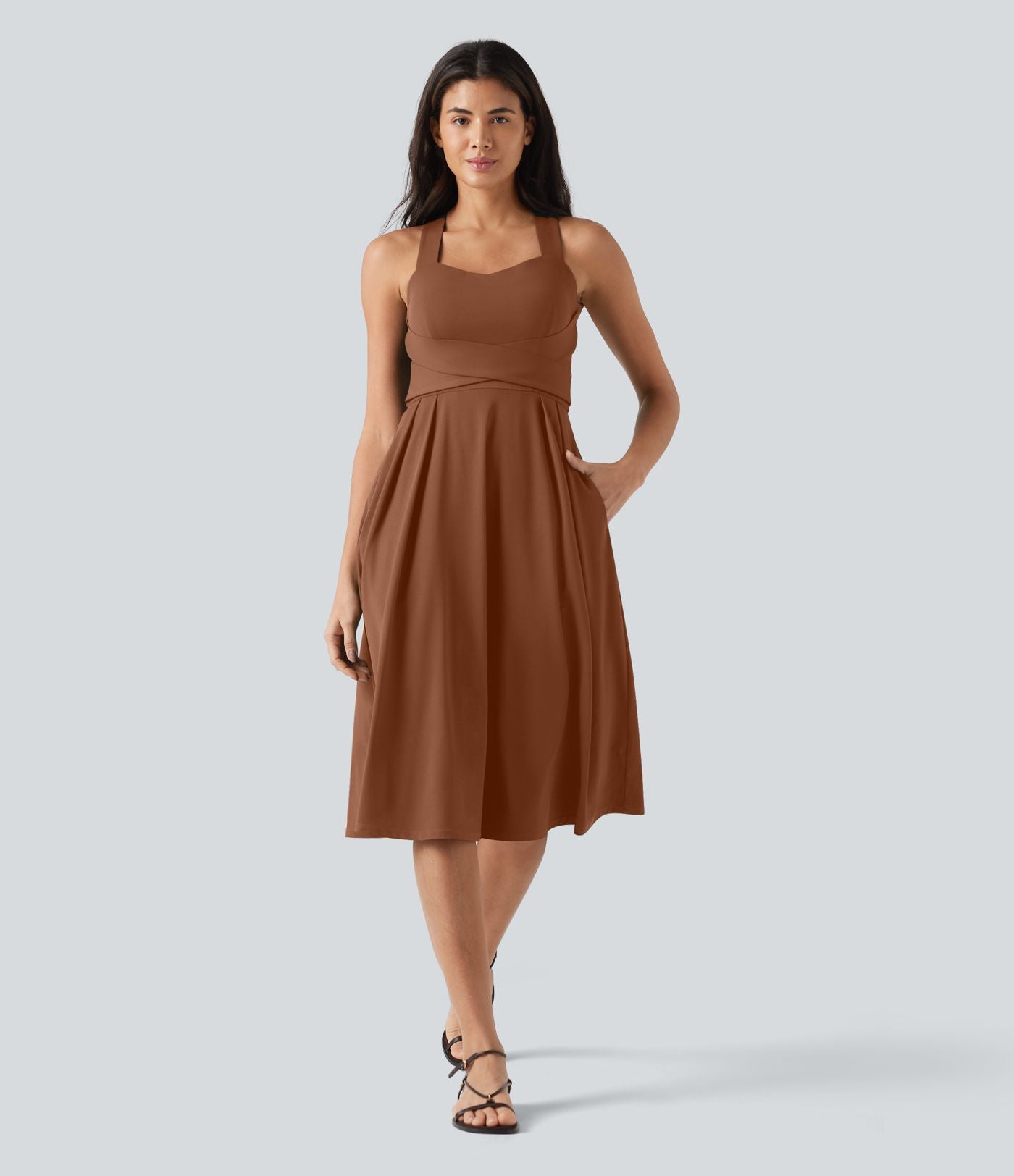 Robe midi fluide sans manches décolleté cœur avec bretelles croisées, nœud dans le dos et poches