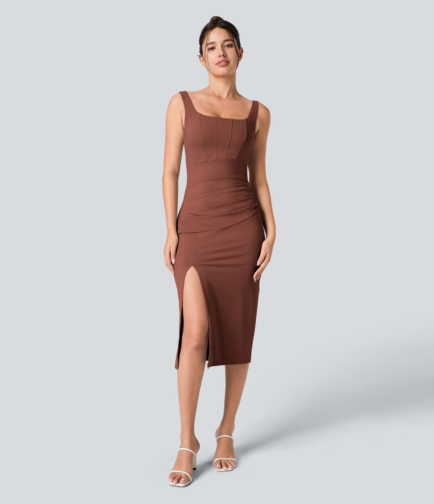 Robe corset midi moulante ruchée à encolure carrée, dos nu, brassière intégrée