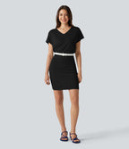 Robe courte moulante col V manches courtes froncée longueur mini allongée