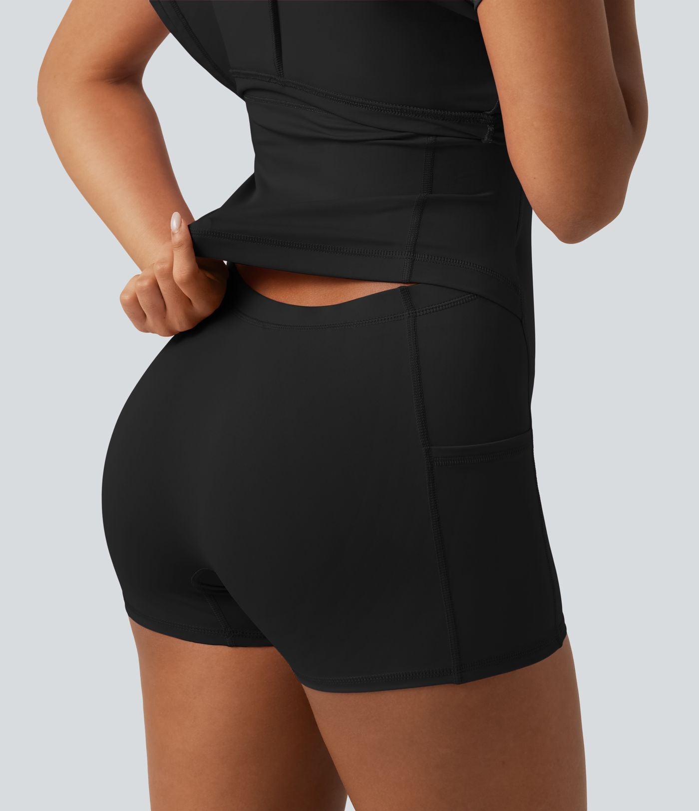 Robe-short de yoga SoftlyZero™ Airy effet frais InstantCool mini effet superposé à encolure carrée avec poches et accès facile Easy Peasy