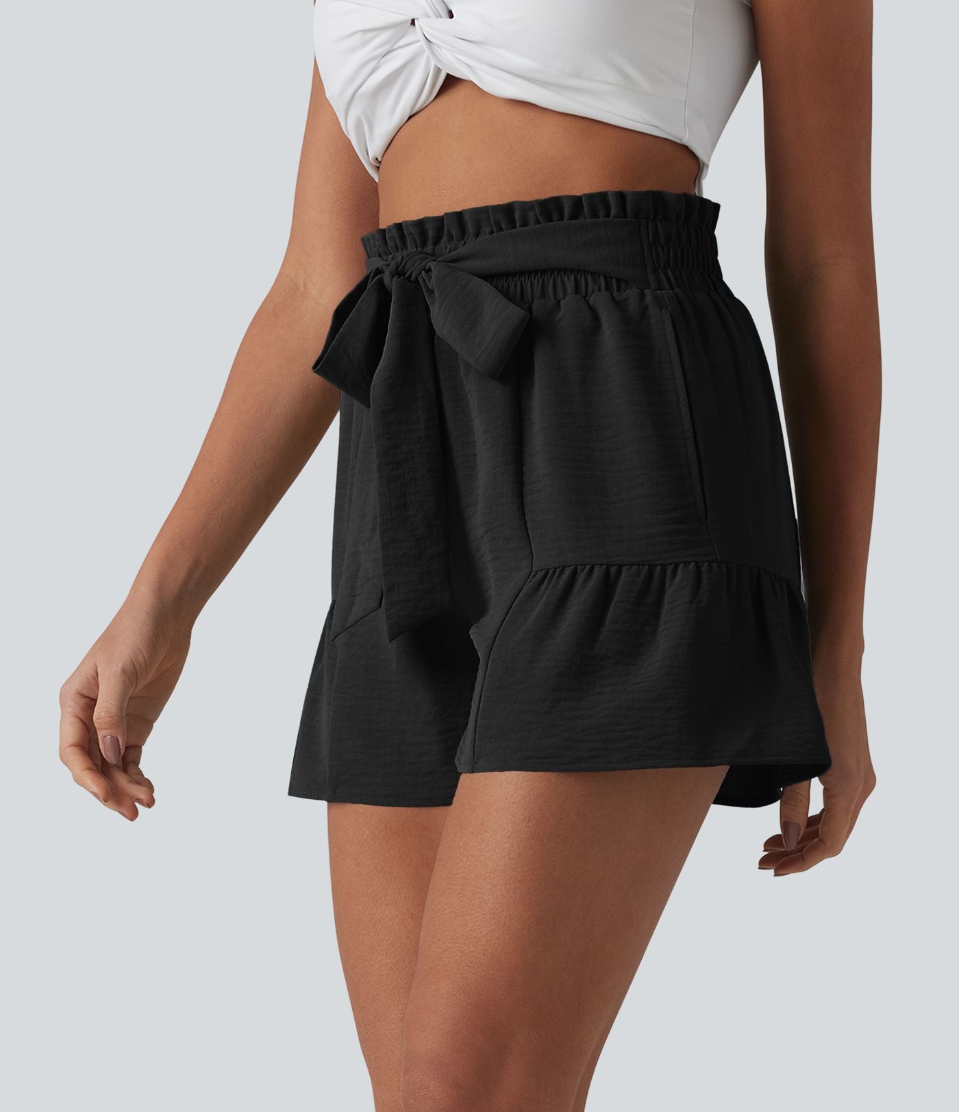 Short resort large aspect lin taille haute froncée avec nœud frontal, ourlet volanté et poches