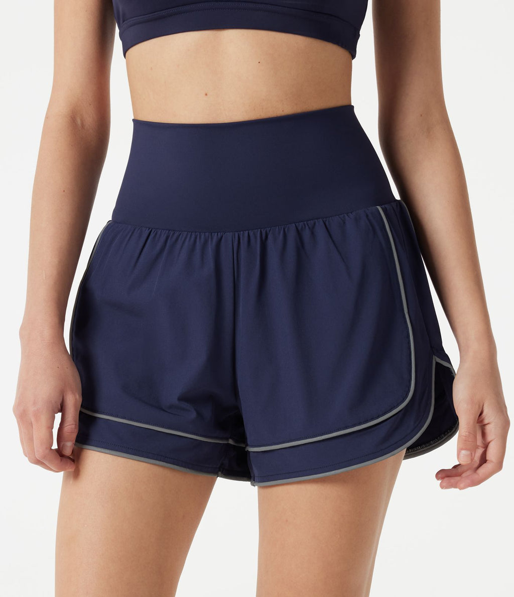 Short de yoga baggy 2-en-1 Breezeful™ taille haute à ourlet arrondi, séchage rapide, lignes réfléchissantes et poches
