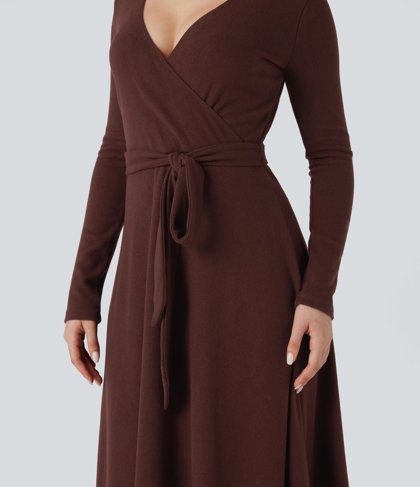 Robe fluide côtelée col V manches longues ceinturée mi-longue