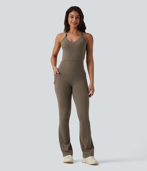 Combinaison de sport Halara UltraSculpt™ dos nu torsadé, effet ventre plat et fessier galbé, coupe bootcut, avec poches — Édition Easy Peasy