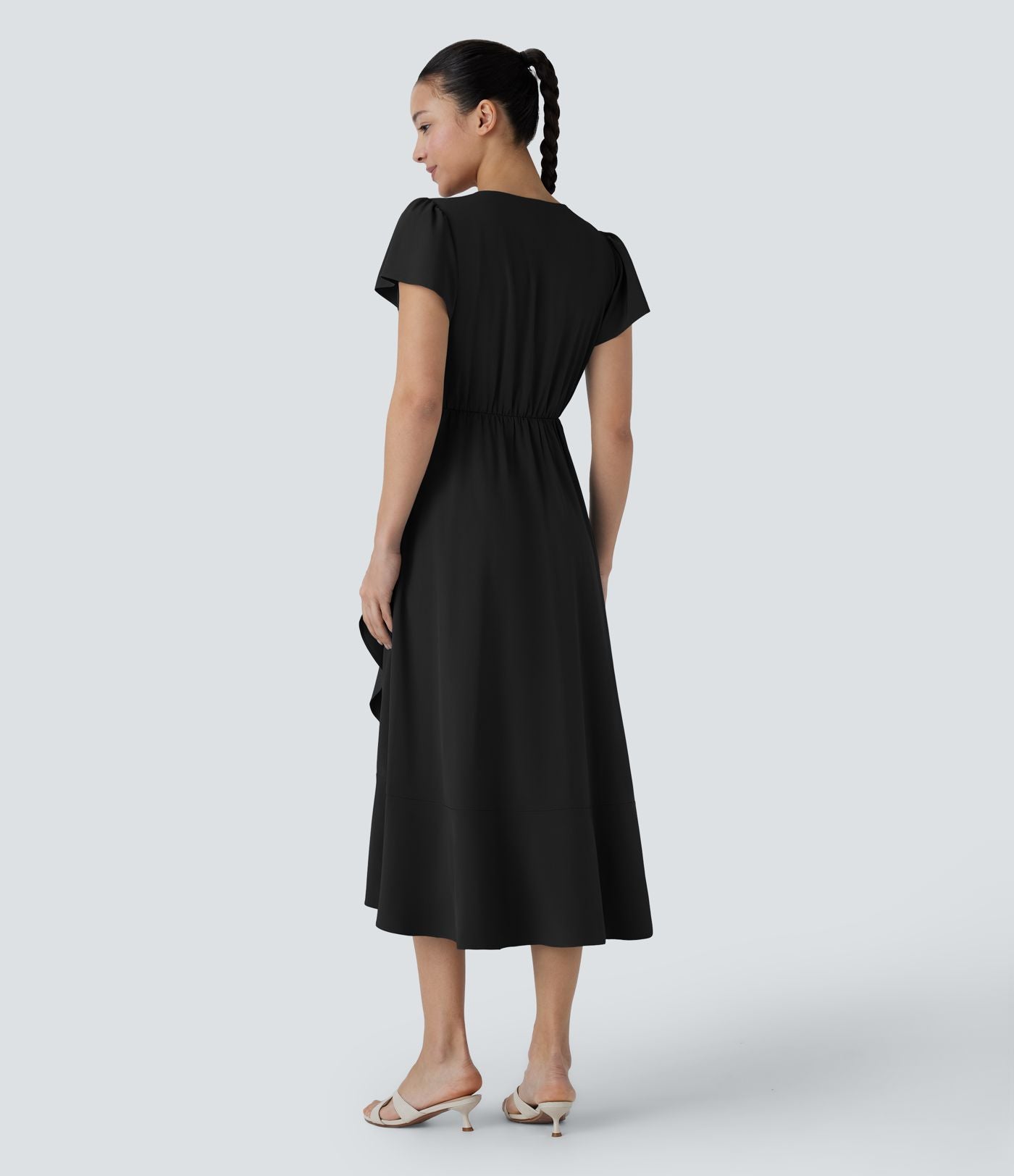 Robe décontractée midi Breezeful™ fluide à col V, manches courtes, design enveloppant, liens sur les côtés, poches latérales, volants et séchage rapide