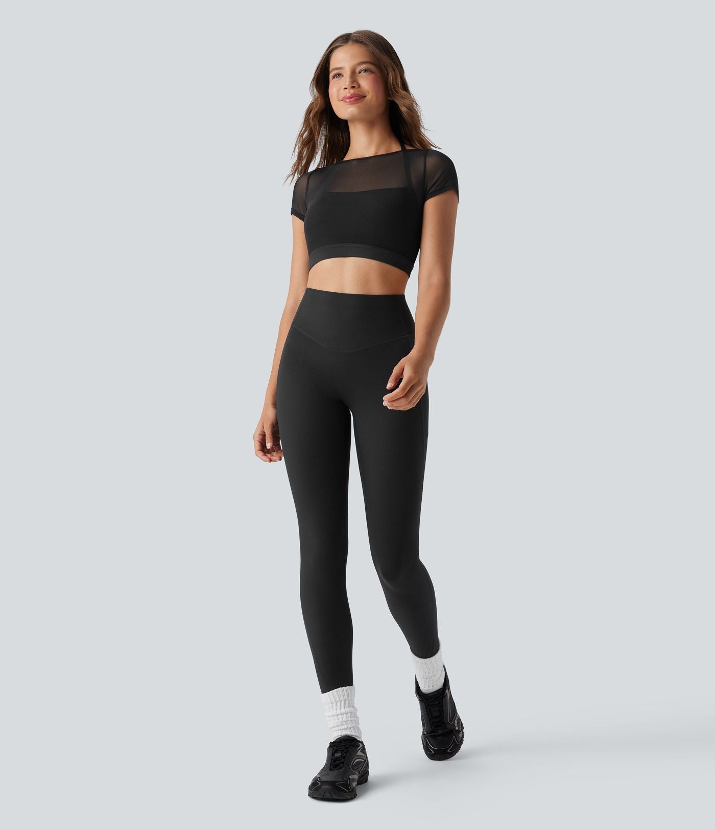 Haut de sport yoga court 2-en-1 dos nu col licou manches courtes mesh contrastant